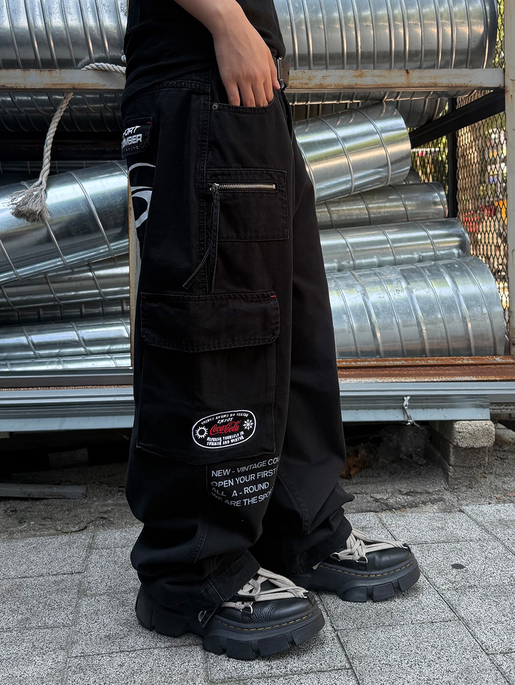 SPORT CHAMBER x Coca-Cola Cargo Pants Black 착용 스타일 - 3