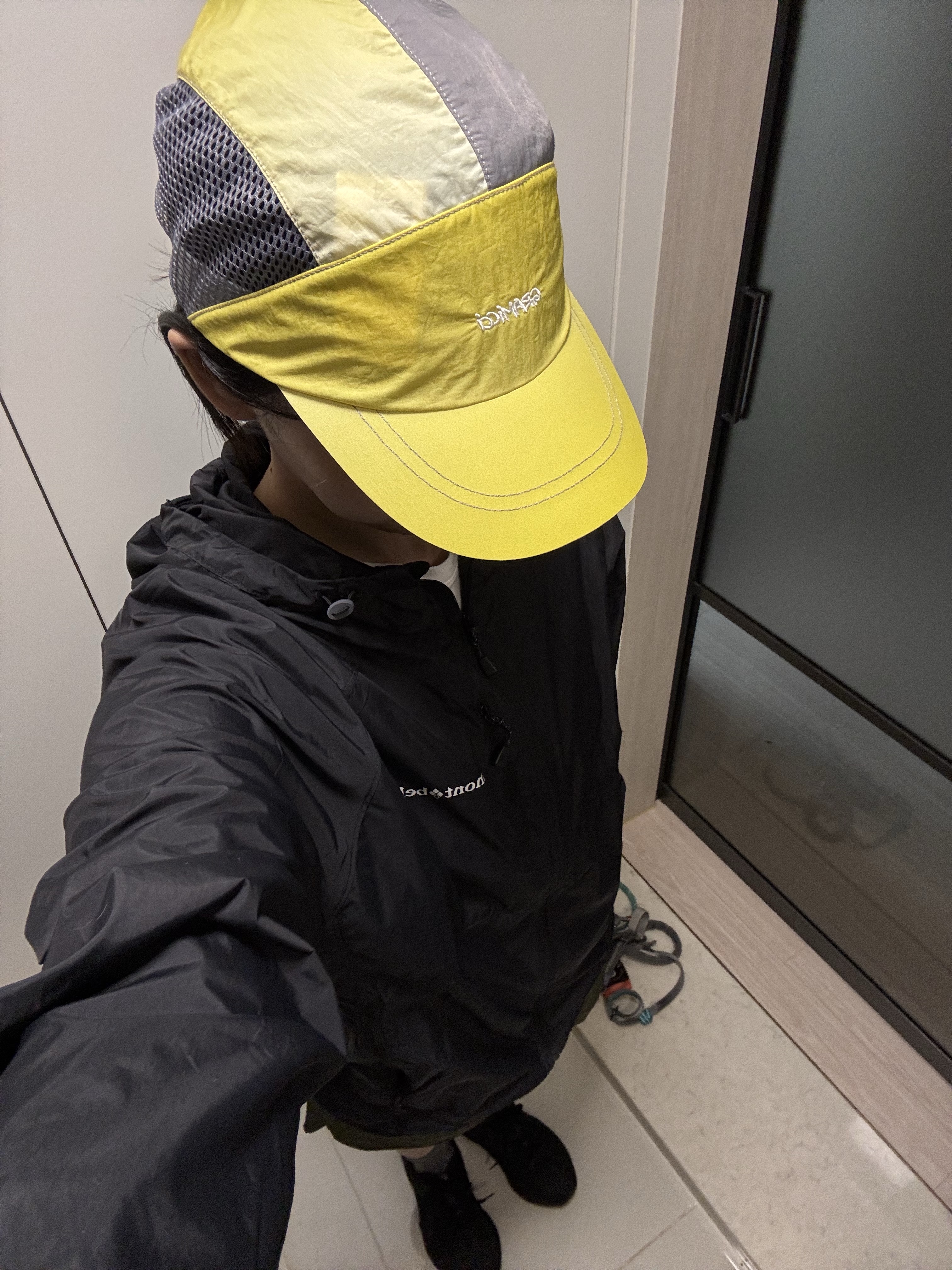 [KREAM 단독] runwhither 3inch Shorts Khaki, Montbell Wind Blast Hooded Jacket Black 착용 스타일 - 1