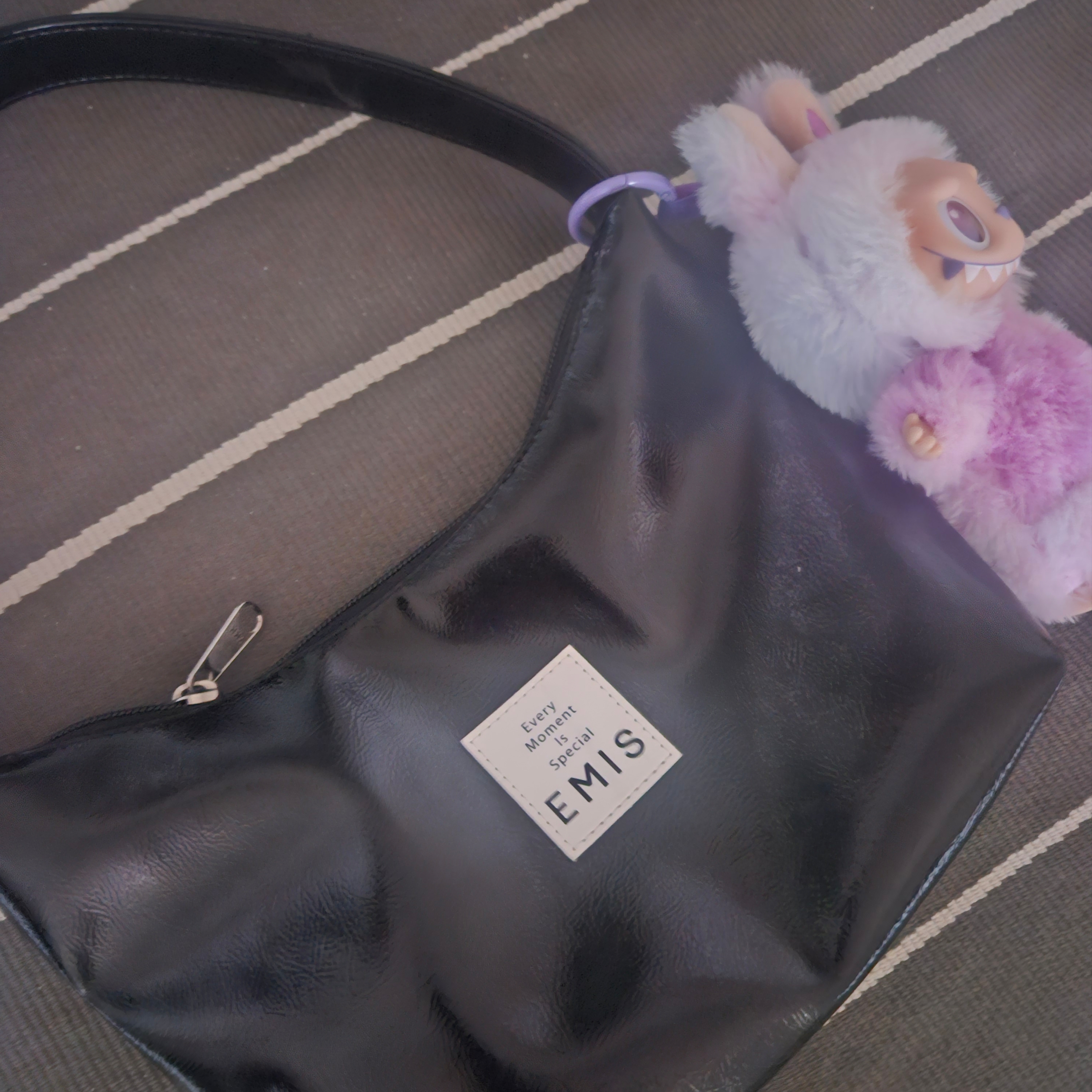 Emis New Enamel Hobo Bag Black, Pop Mart Labubu The Monsters Highlight Series Luck Keyring (Opened Case) 착용 스타일