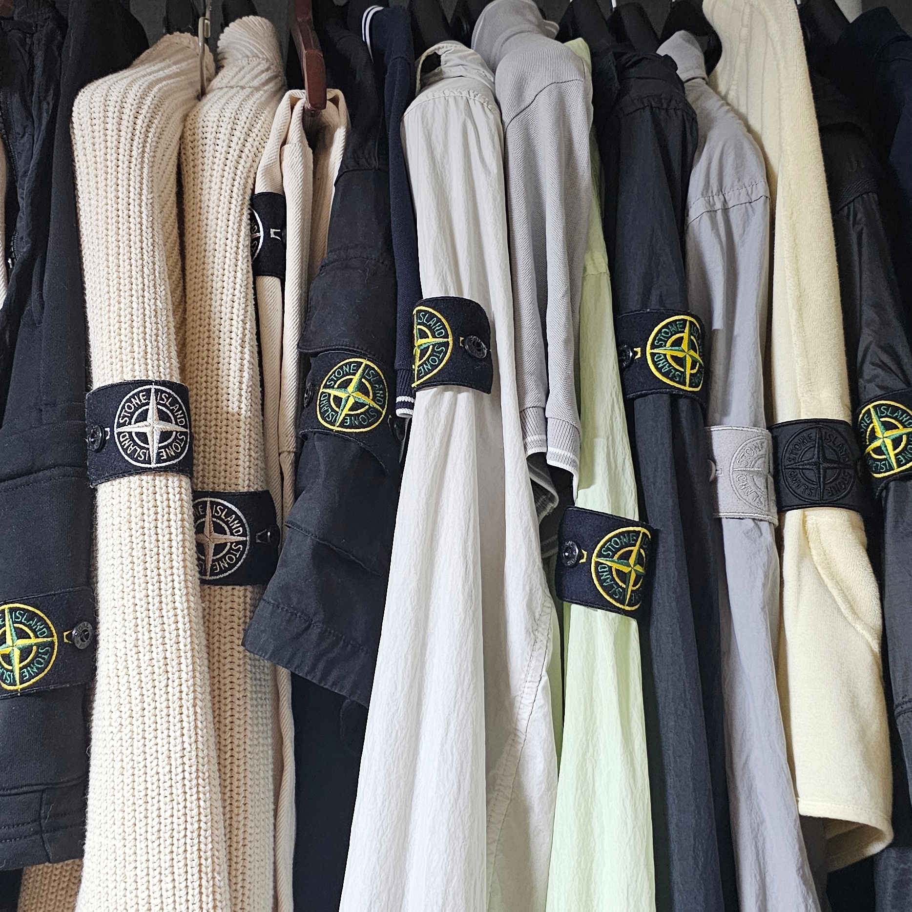 Stone Island 6200012 Organic Cotton Fleece Pocket Details Cargo Bermuda Shorts Navy Blue - 25SS, Stone Island 1100003 Nylon Smerigliato Stone Island Ghost Overshirt with Soft Feel and Pockets Dust Grey - 25SS 착용 스타일