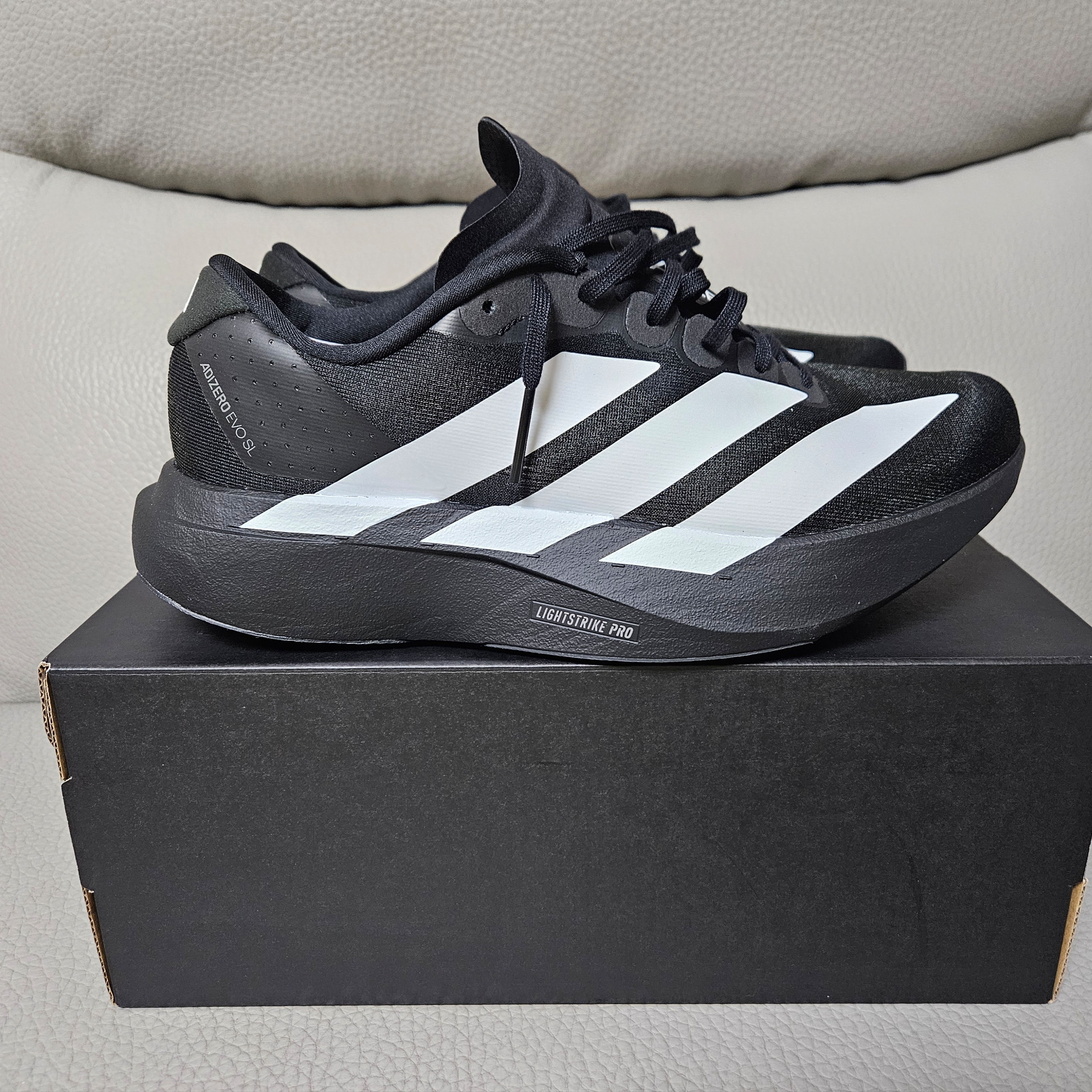 Adidas Adizero EVO SL Core Black Cloud White 착용 스타일 - 1