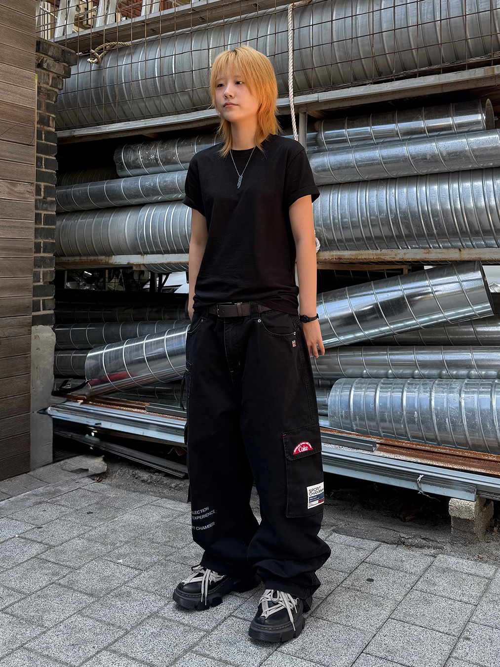 SPORT CHAMBER x Coca-Cola Cargo Pants Black 착용 스타일 - 4