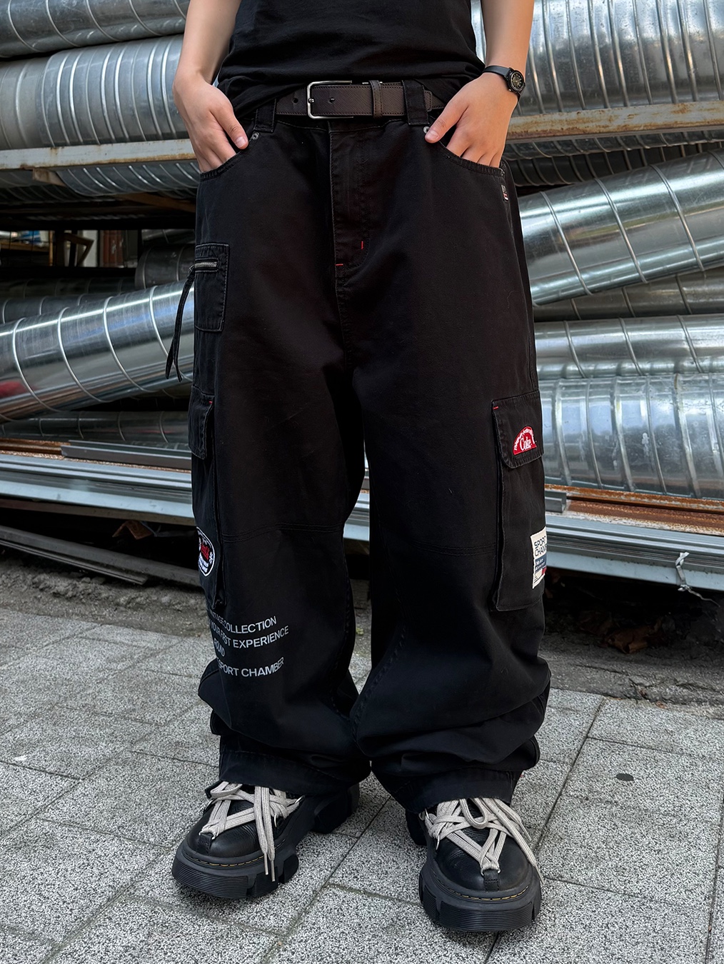 SPORT CHAMBER x Coca-Cola Cargo Pants Black 착용 스타일 - 1