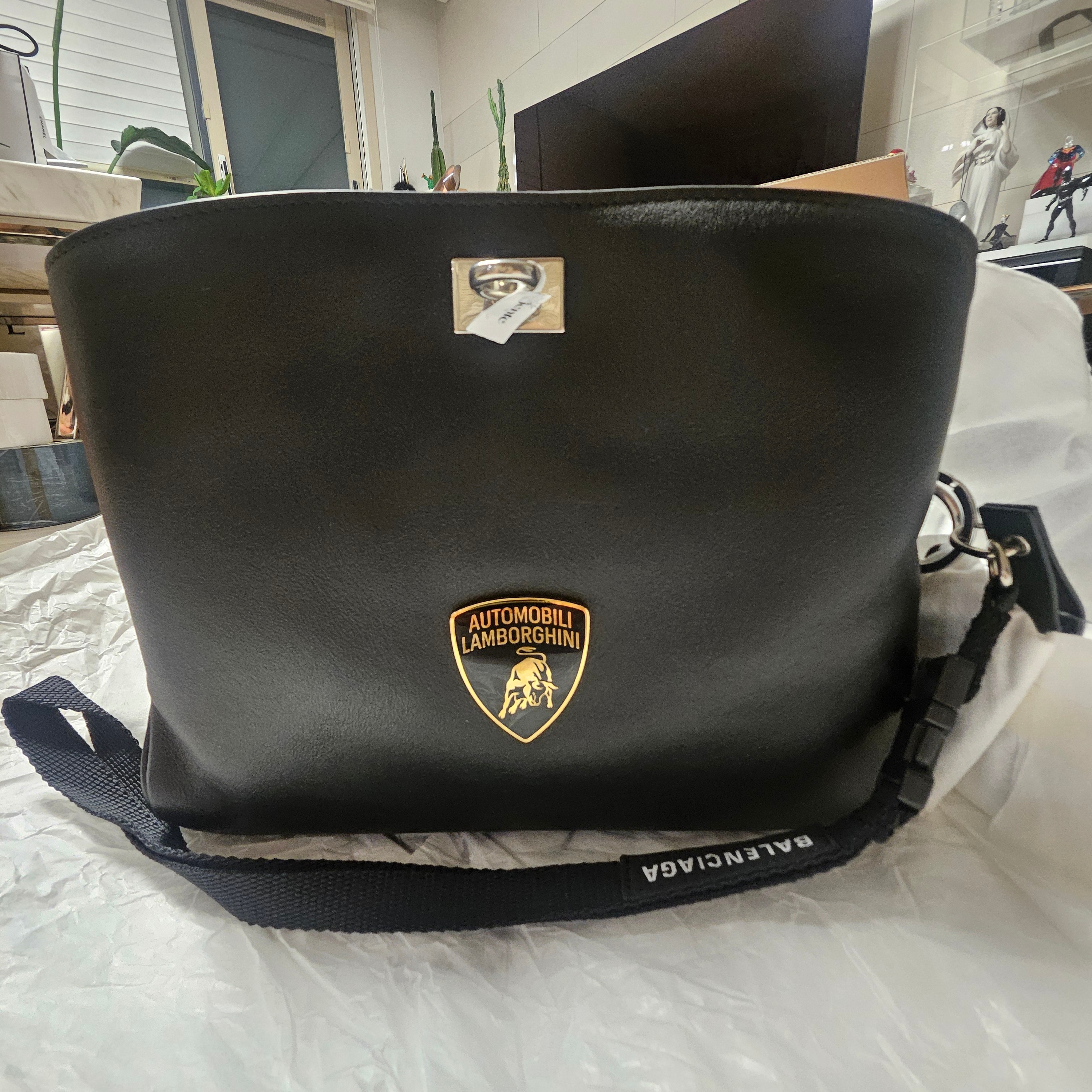 Balenciaga x Automobili Lamborghini Rodeo Messenger Bag Small Black 착용 스타일 - 3