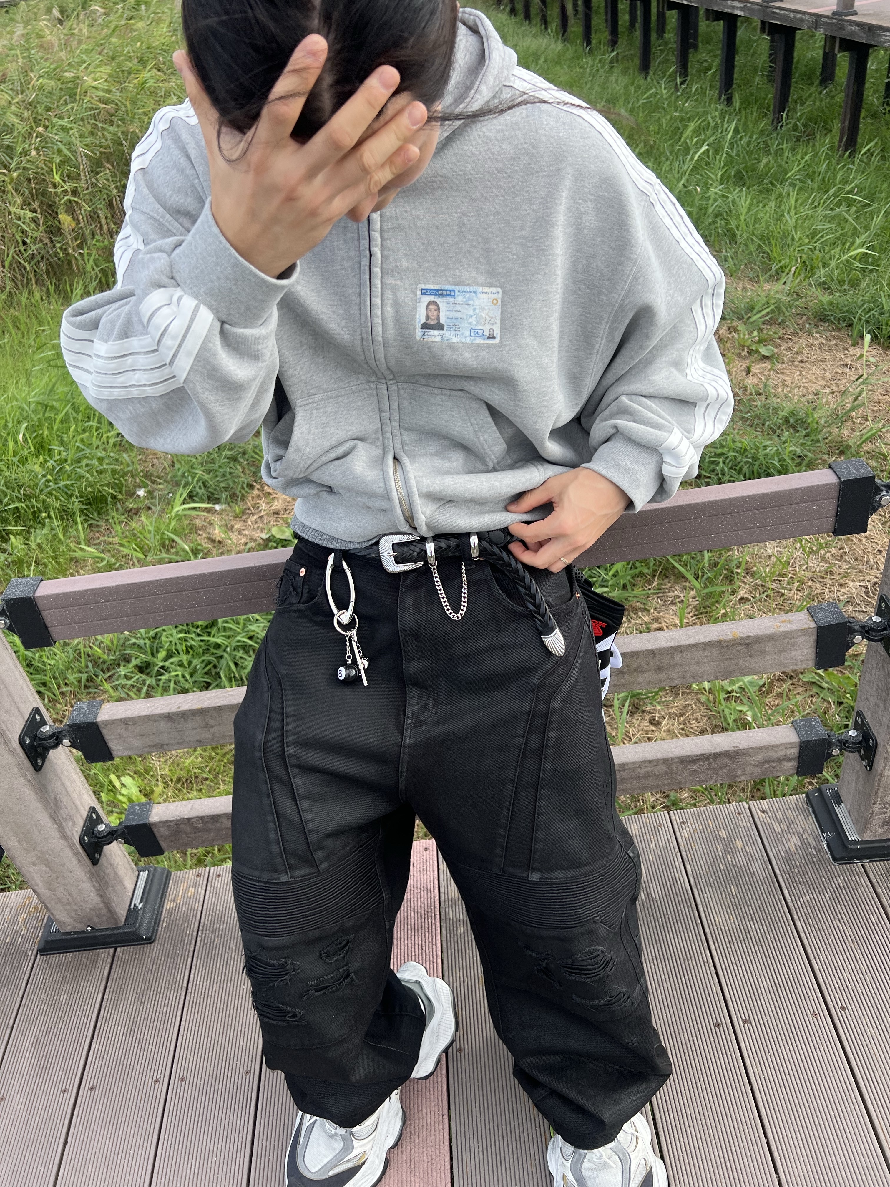 Balenciaga Cargo Sneakers White Grey, Honda Motorcyle Gloves White 착용 스타일 - 1
