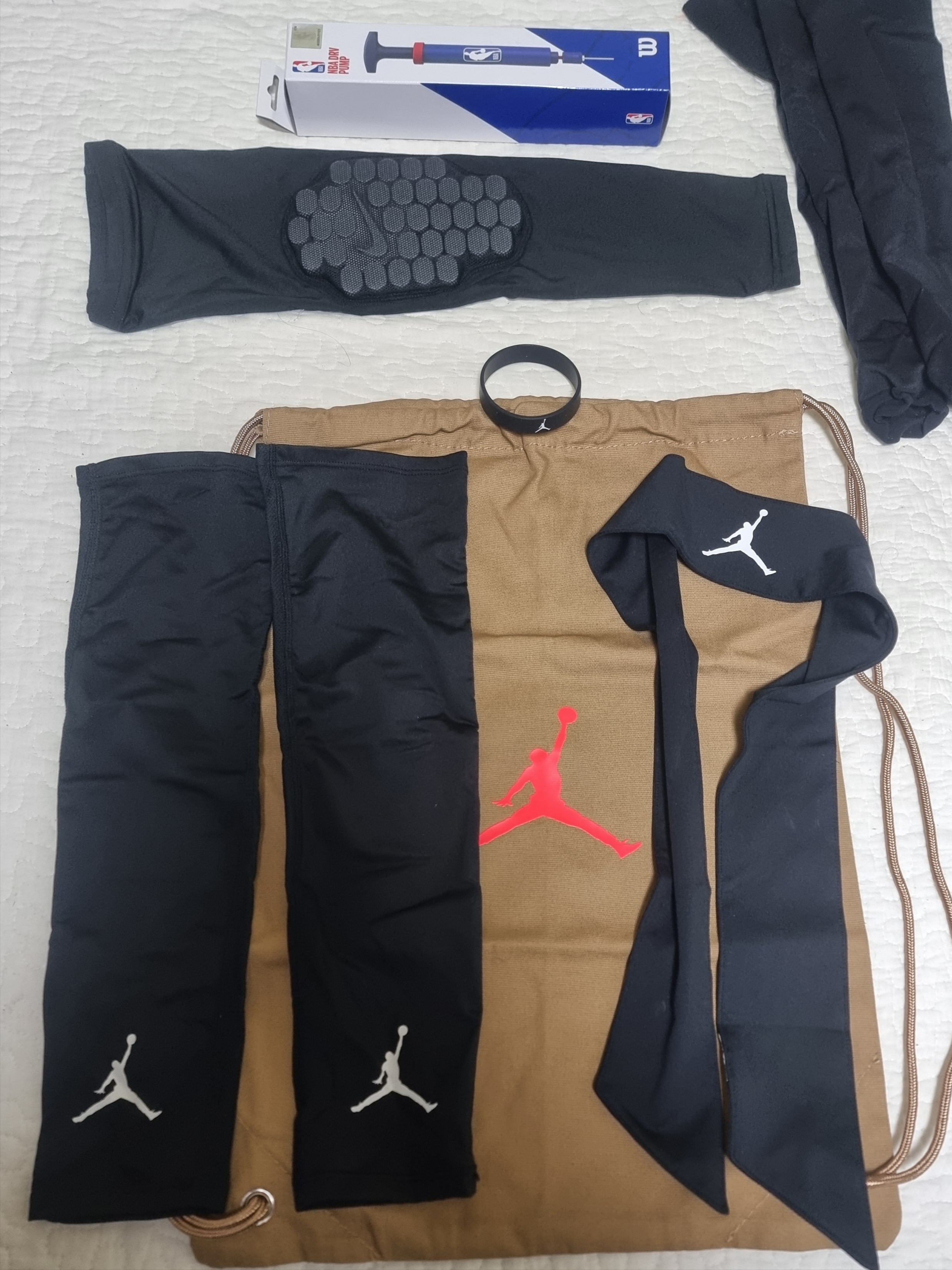 Jordan Shooter Arm Sleeve Black White, Jordan 6 x Travis Scott Retro SP British Khaki 착용 스타일