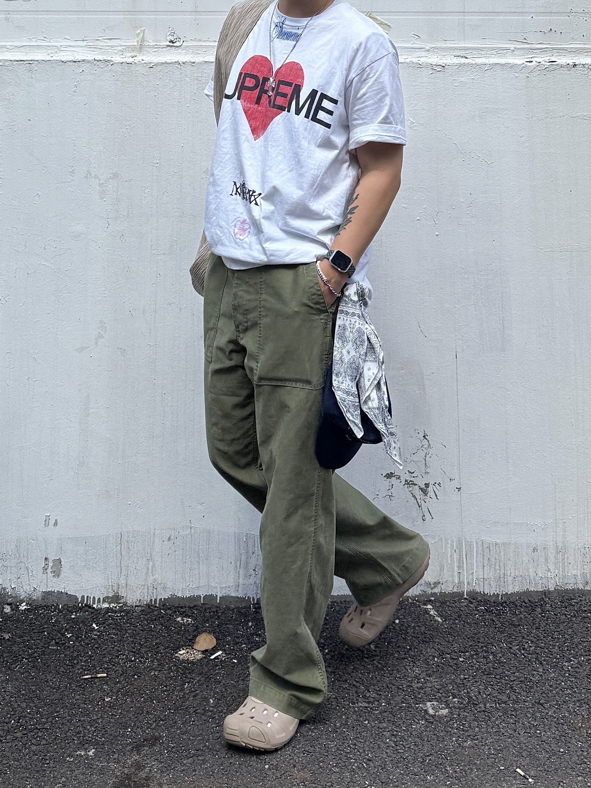 Supreme Announcing T-Shirt White - 25SS, Crocs x Satisfy Quick Trail Low Brown 착용 스타일 - 2