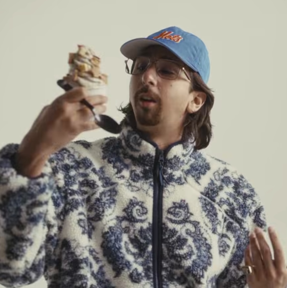 Kith Damask Floral Sherpa Harper Jacket Sandrift 착용 스타일 - 1