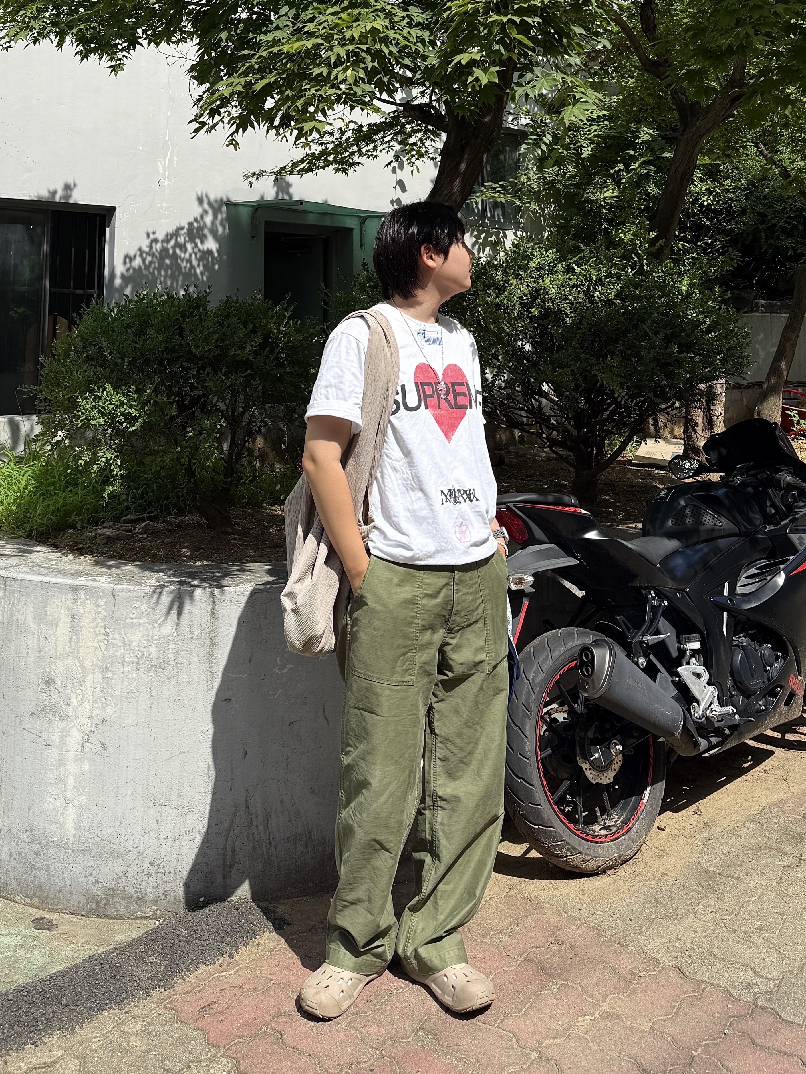 Supreme Announcing T-Shirt White - 25SS, Crocs x Satisfy Quick Trail Low Brown 착용 스타일 - 1