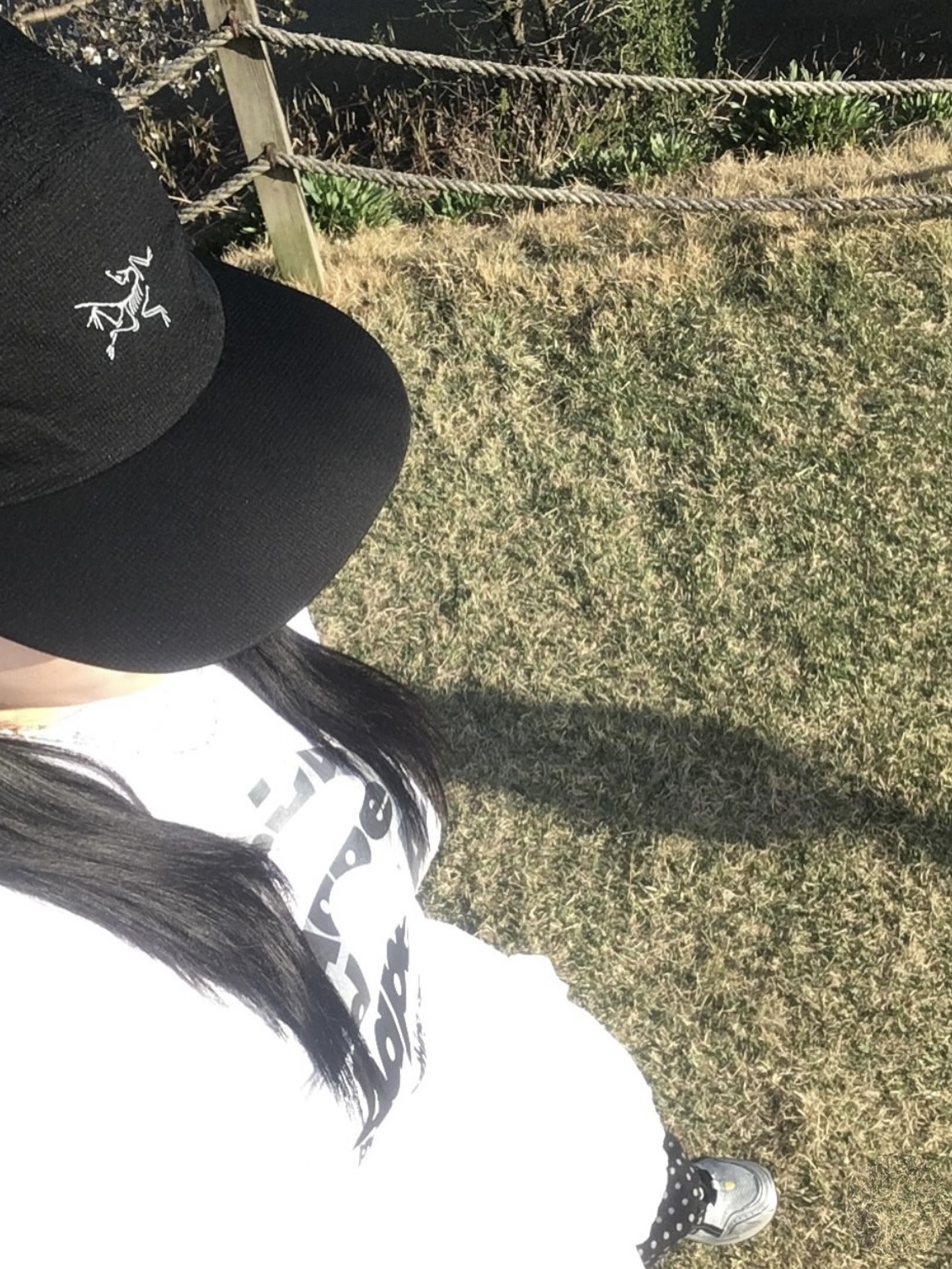 Arc'teryx Norvan Cap Black, AAPE Basic Logo Tee Black - 25SS 착용 스타일 - 3