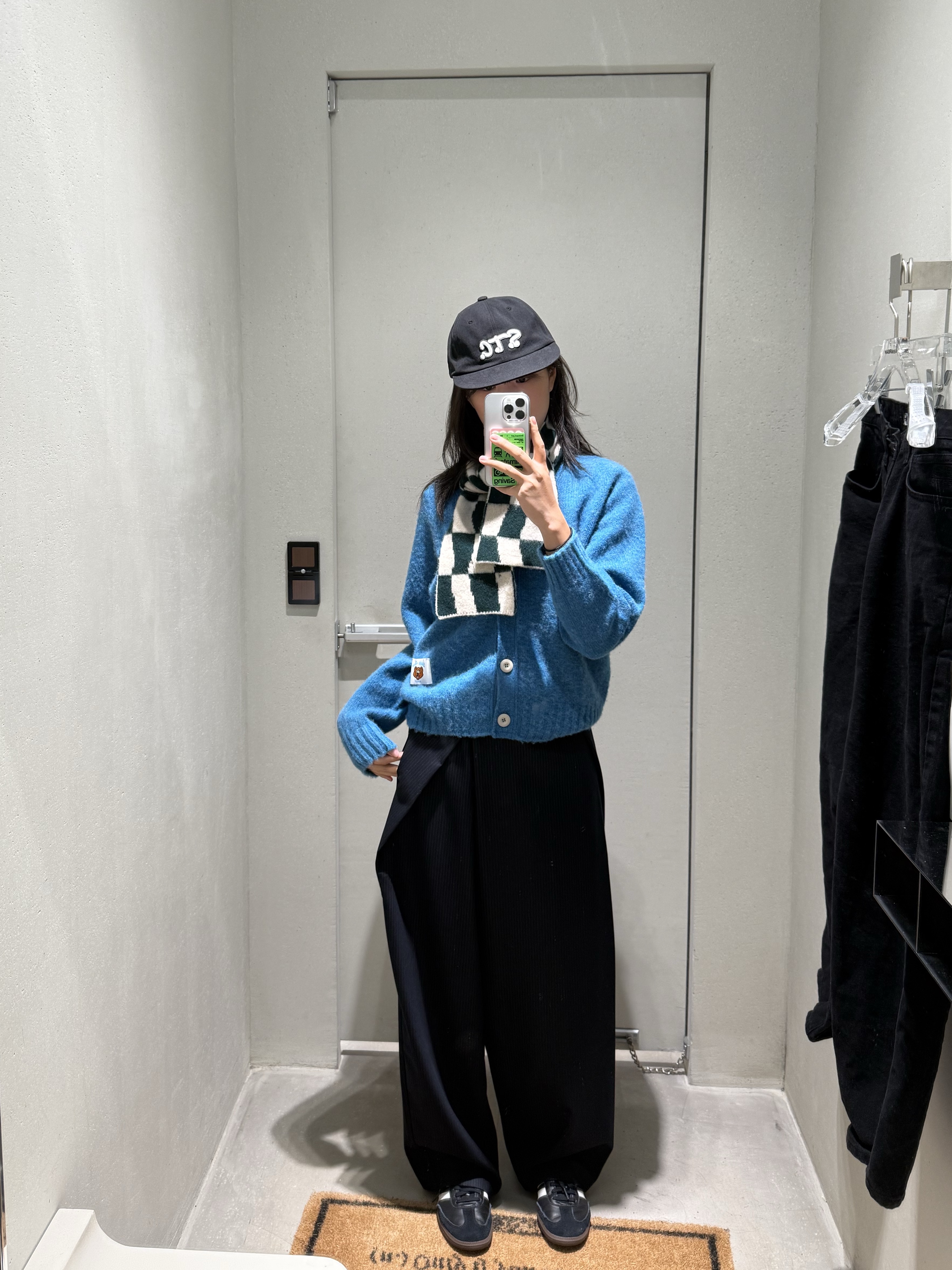 Safarispot  S.T.C CITY CAP BLACK, Howlin Women Shaggy Bear Women Cardigan Lunar - 25FW 착용 스타일 - 1