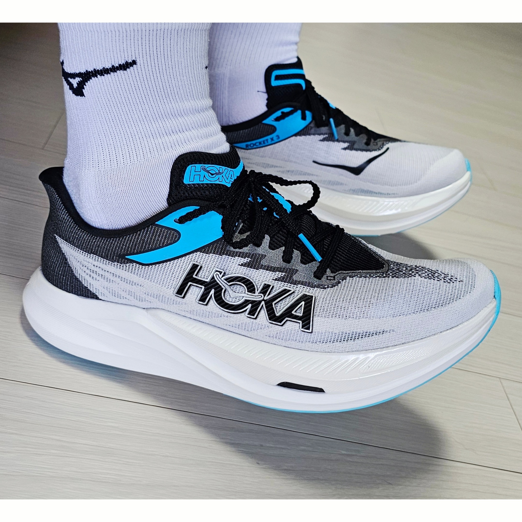Hoka Rocket X 3 White Black 착용 스타일 - 2