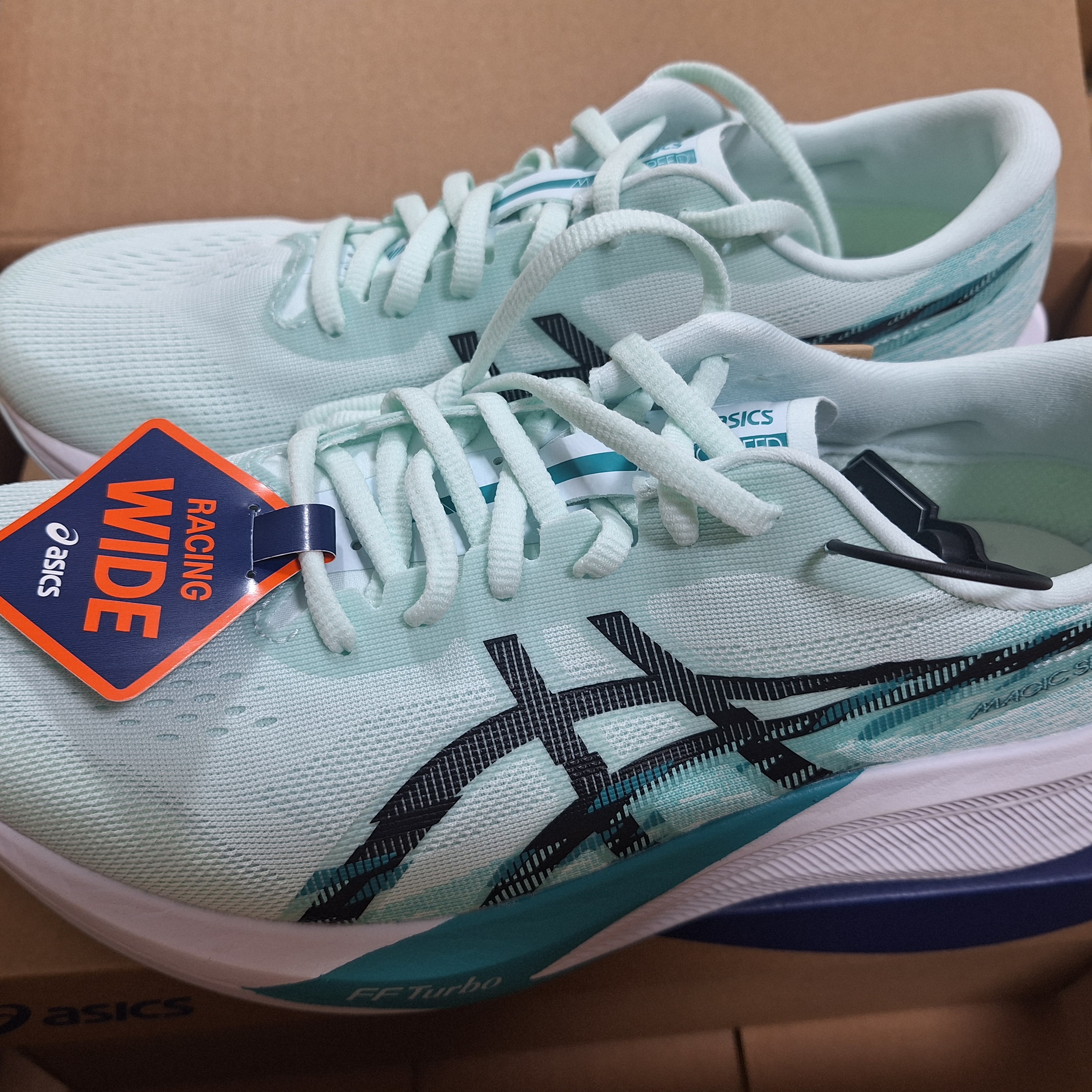 Asics Magic Speed 4 Soothing Sea Black - 2E Wide 착용 스타일 - 1