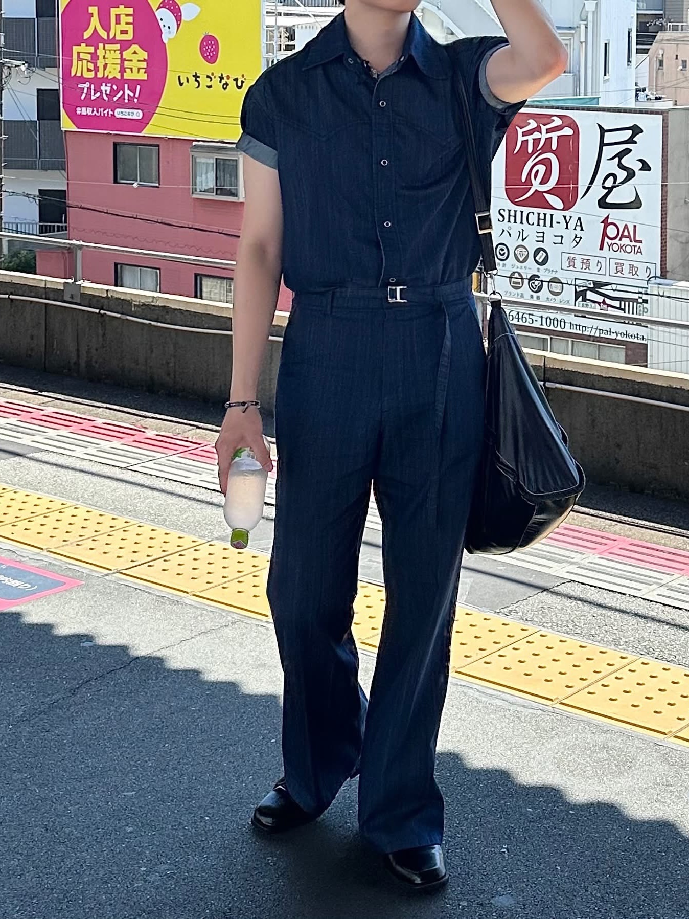 Our Legacy Ladon Leather Keychain Black, Matin Kim Big Coating Tote Bag Black 착용 스타일 - 3