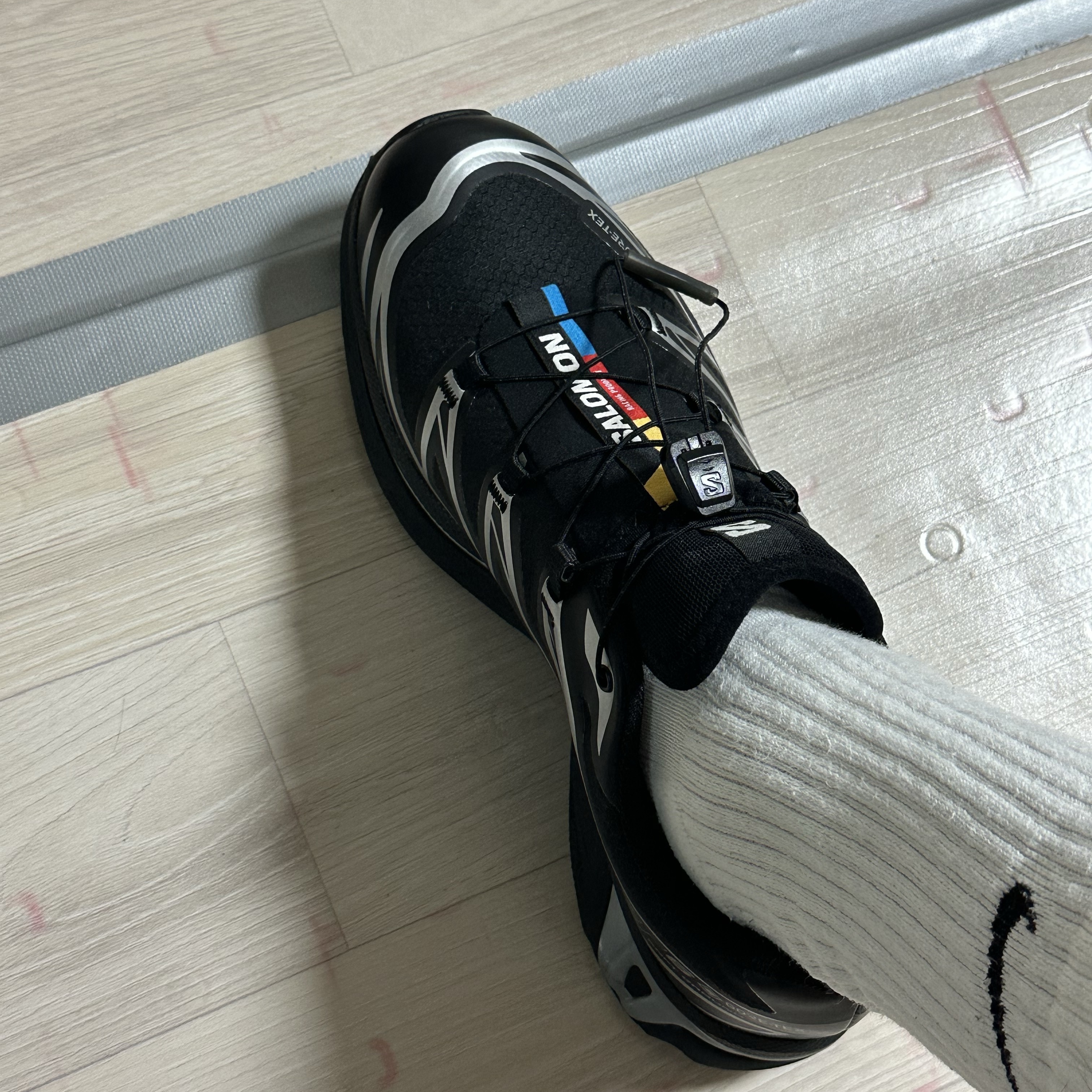 Salomon XT-6 GTX Black Silver 착용 스타일