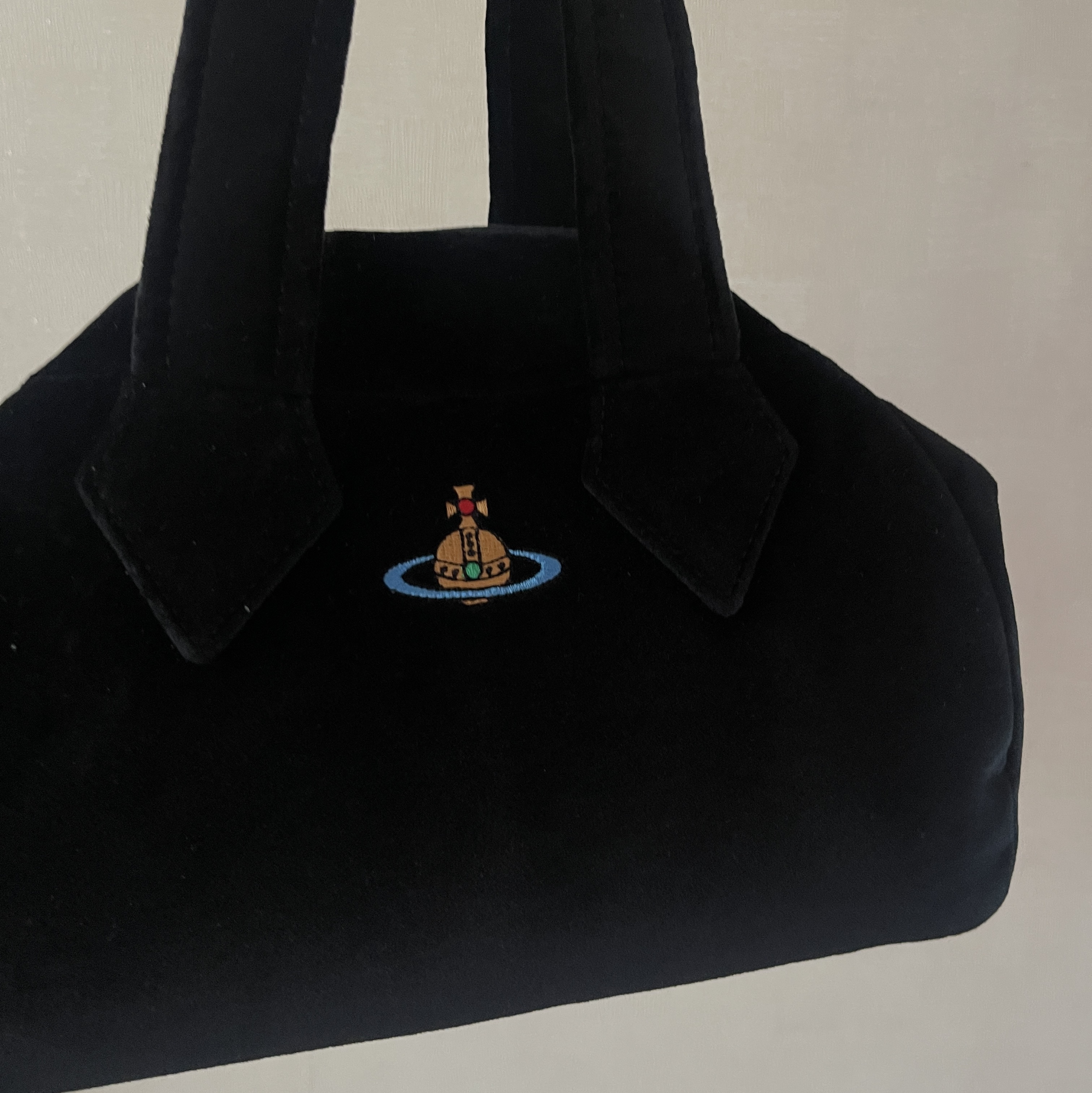 Vivienne Westwood Velvet Archive Medium Yasmine Hand Bag Black 착용 스타일