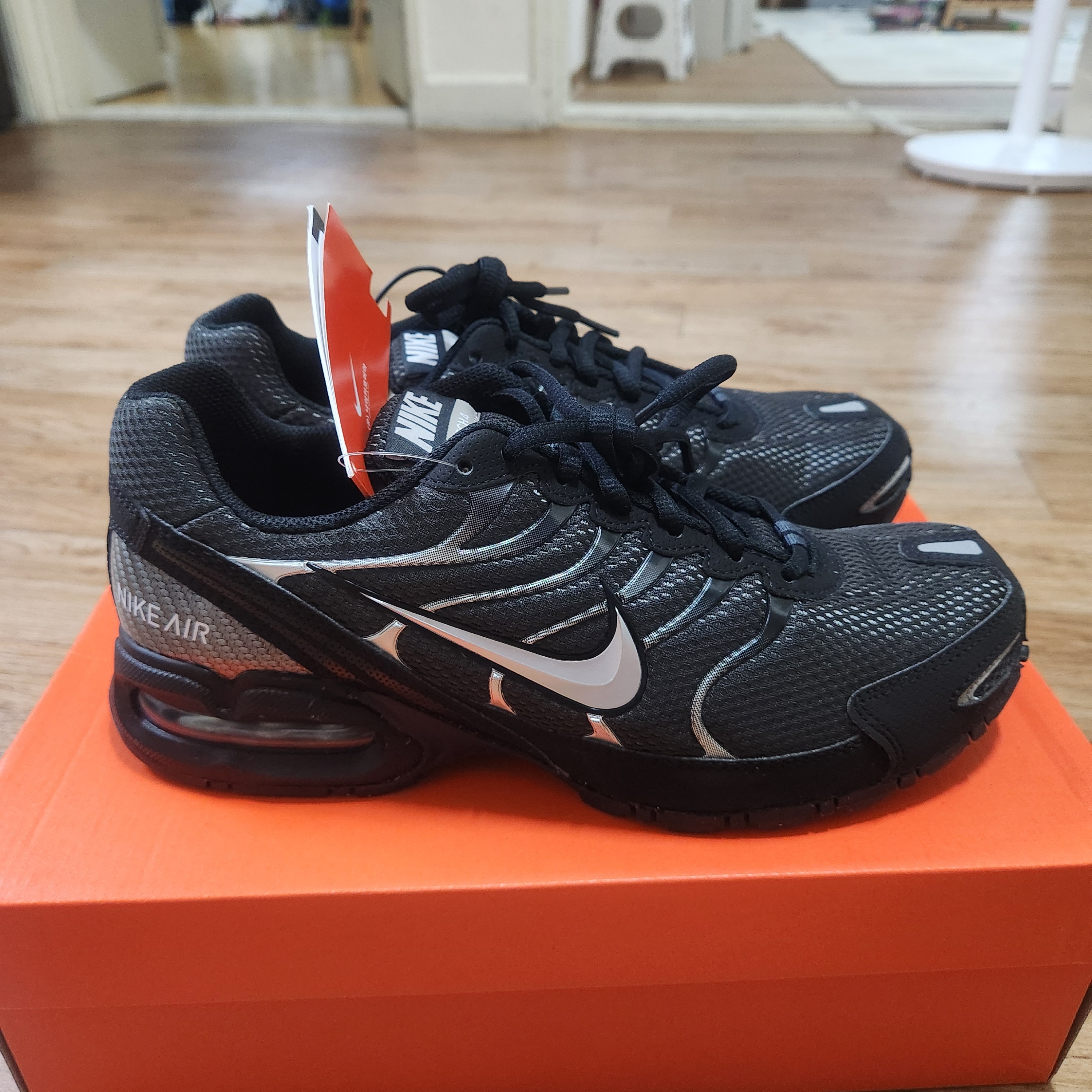 Nike Air Max Torch 4 Anthracite Metallic Silver 착용 스타일