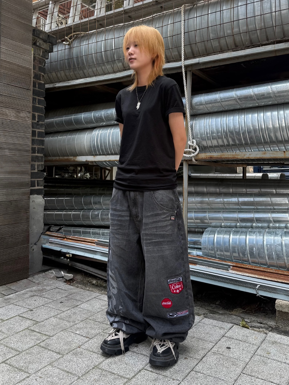 SPORT CHAMBER x Coca-Cola Balloon Denim Pants Blue, Dr. Martens x Rick Owens 1460 DMXL Megalace Black 착용 스타일 - 3