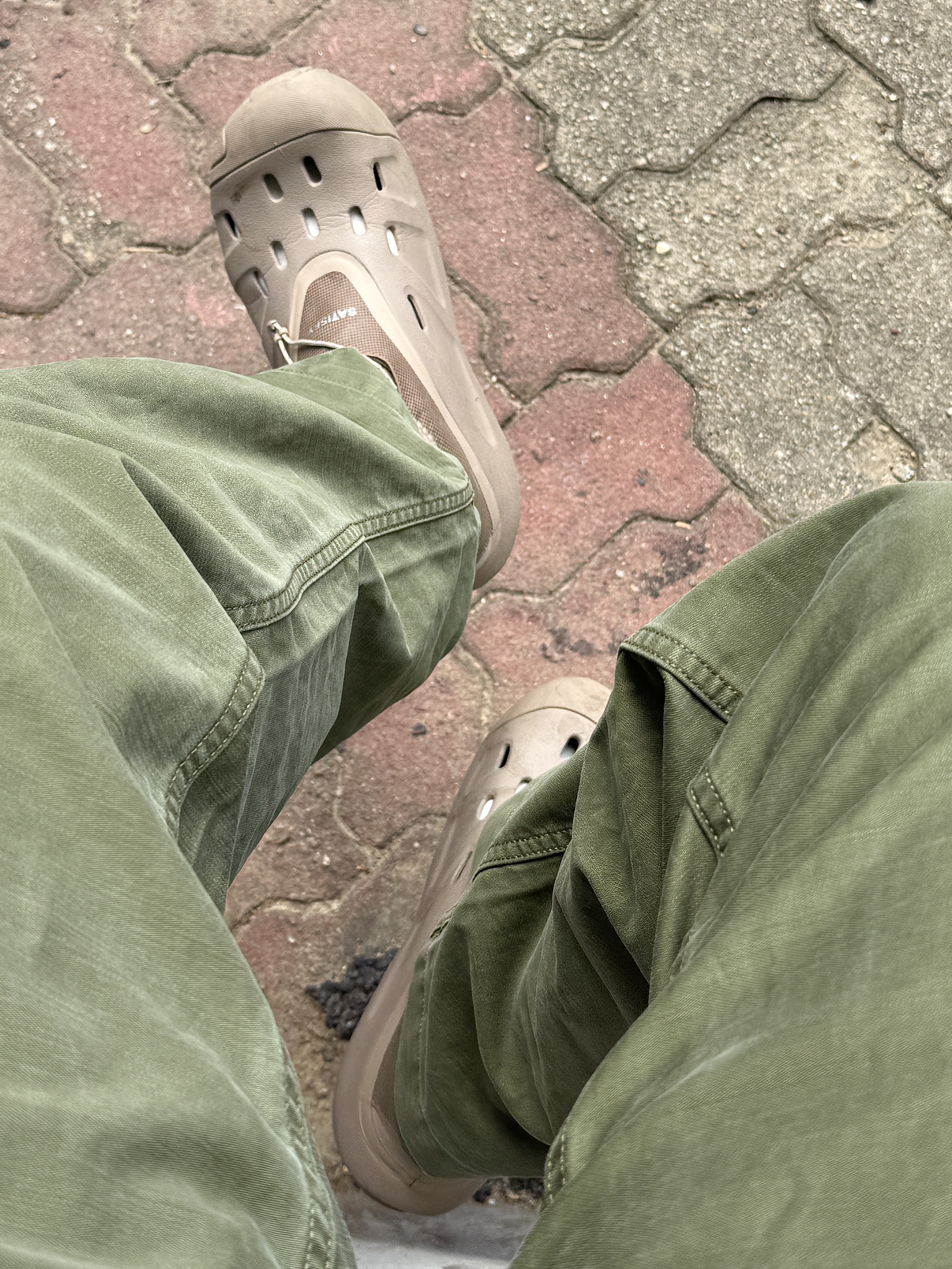 Supreme Announcing T-Shirt White - 25SS, Crocs x Satisfy Quick Trail Low Brown 착용 스타일 - 3