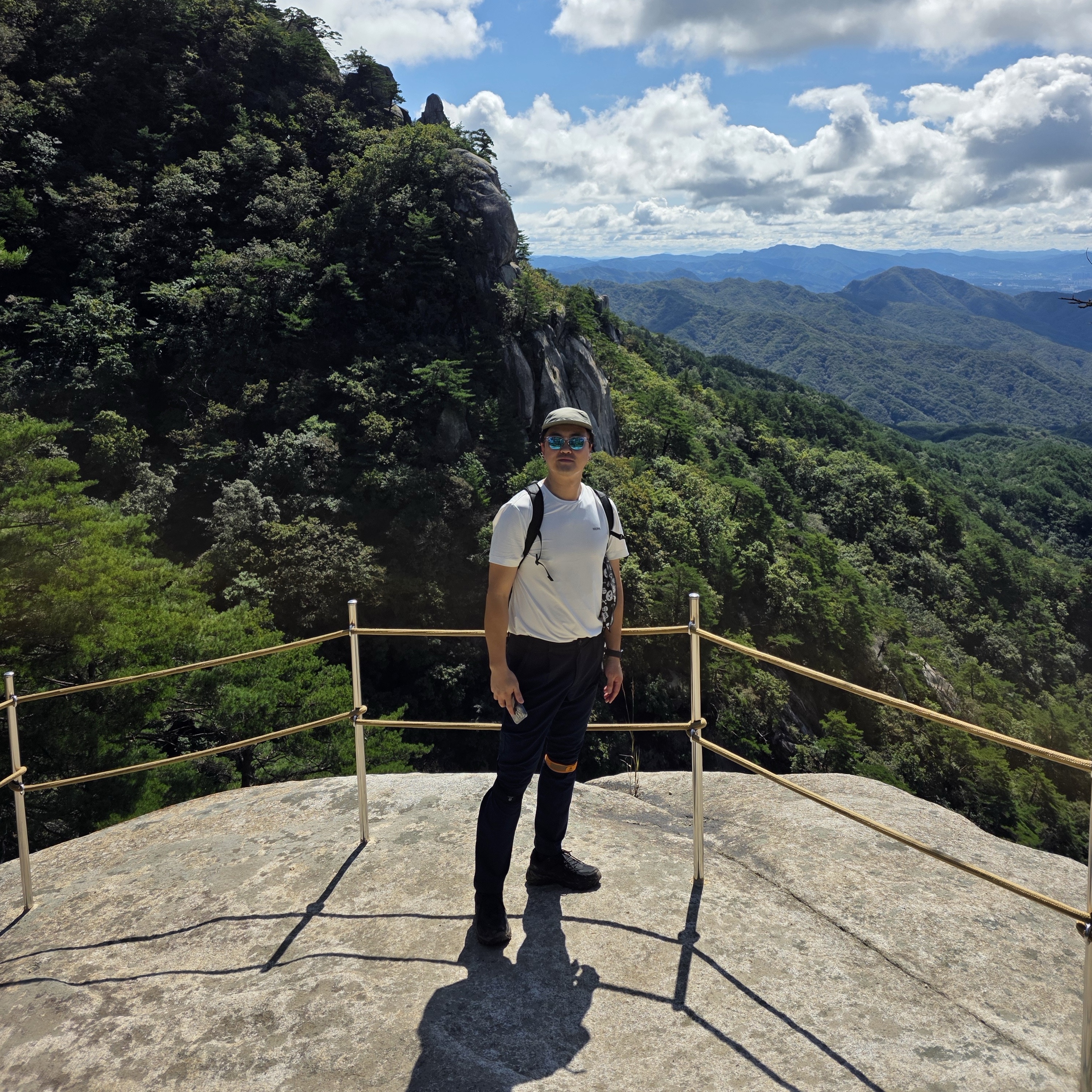Arc'teryx Aerios 5 Panel Cap Forage Olive Moss, Oakley Holbrook XL Polished Clear Frame Prizm Sapphire Polarized Lenses High Bridge Fit 착용 스타일