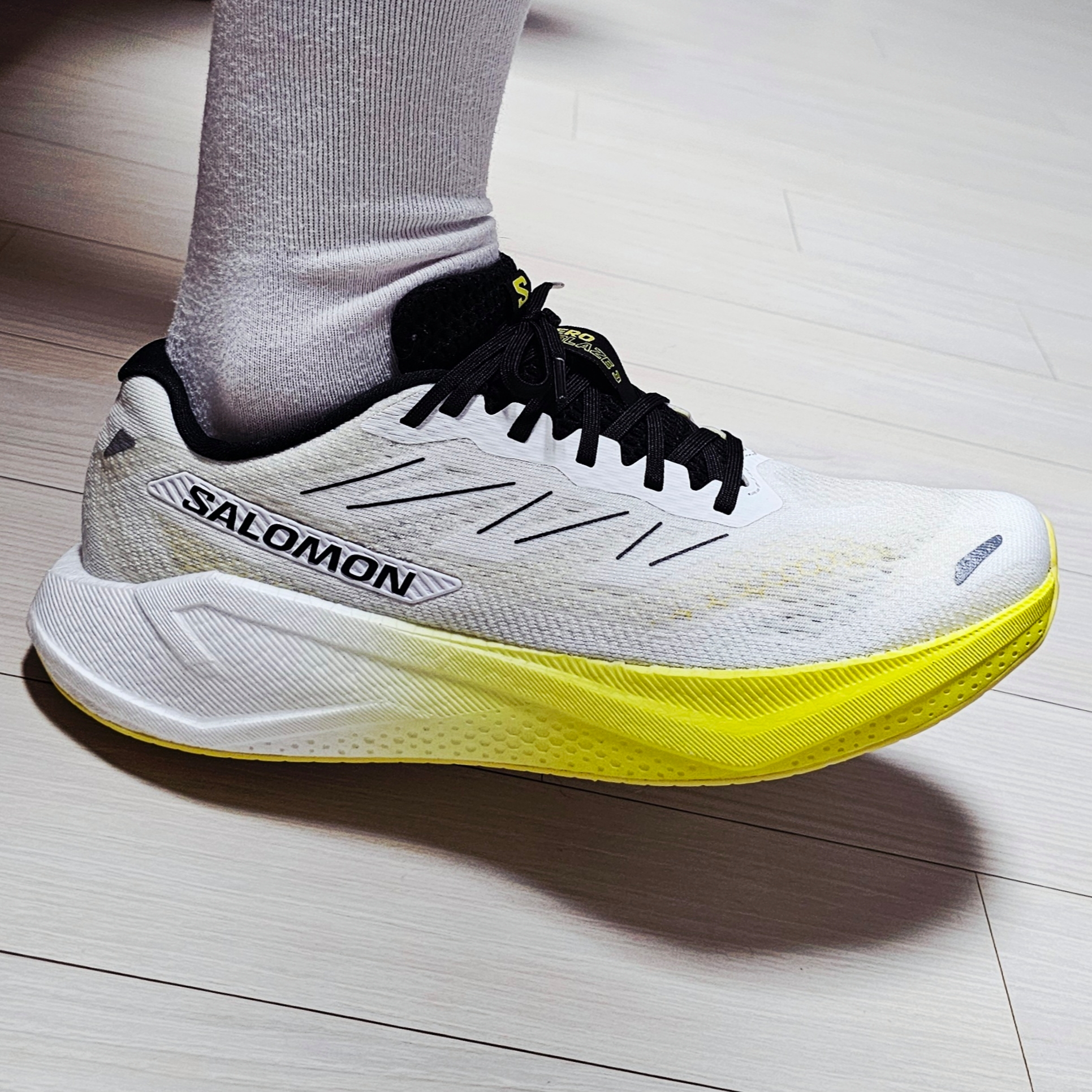 Salomon Aero Blaze 3 White Blazing Yellow 착용 스타일