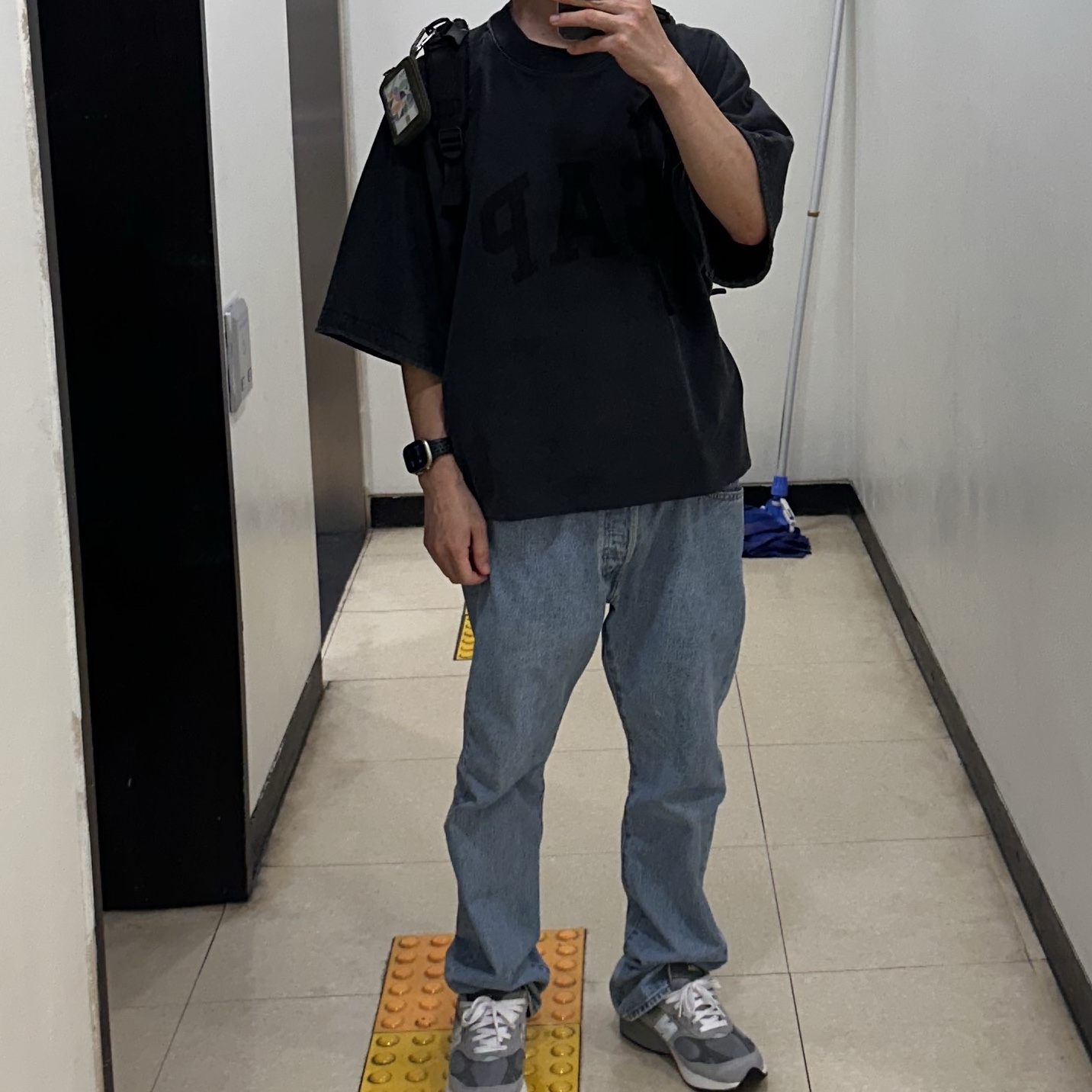 Yeezy Gap Engineered By Balenciaga Dove No Seam T-Shirt Washed Black 착용 스타일 - 1