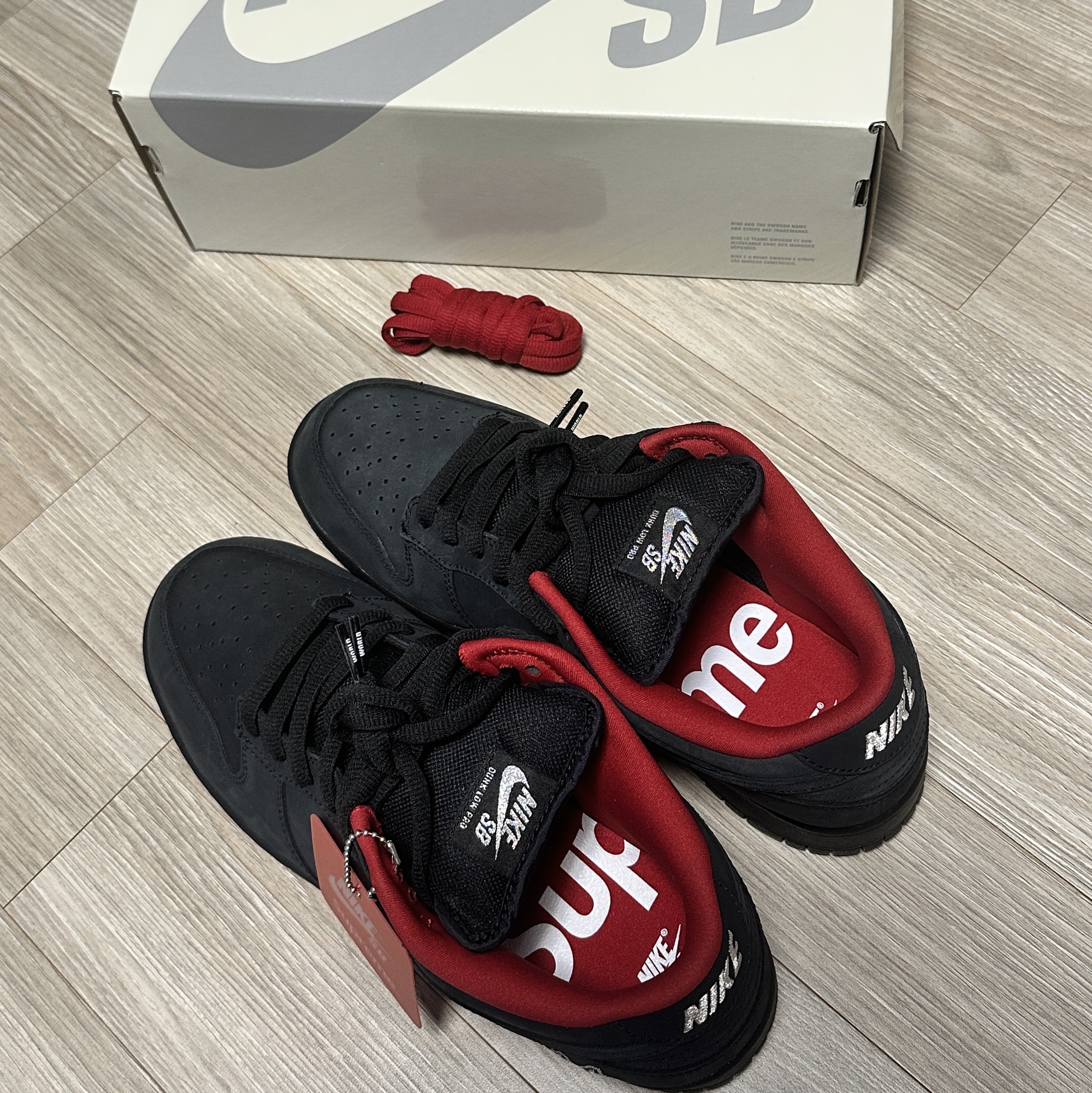Nike x Supreme SB Dunk Low Black 착용 스타일