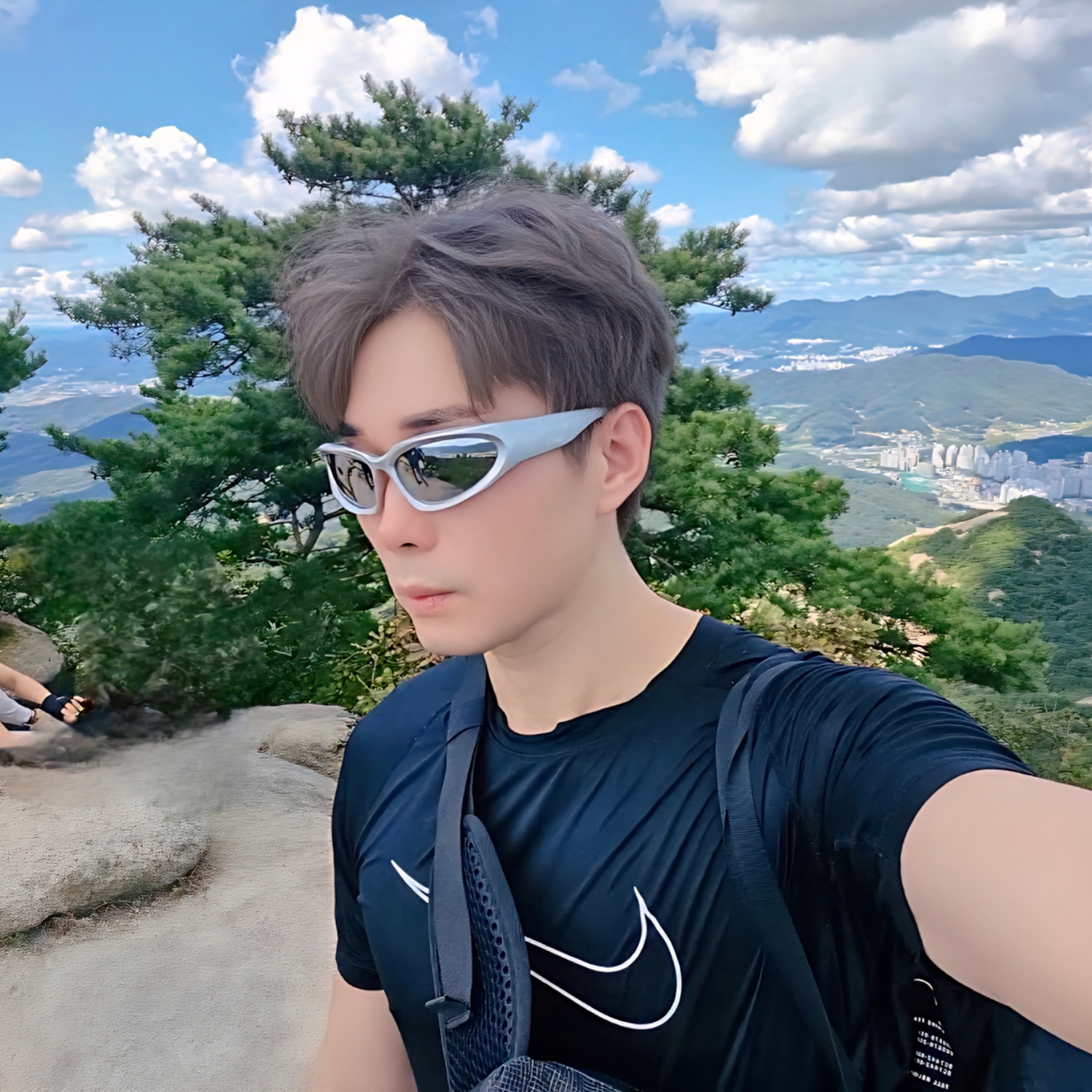 Balenciaga Swift Oval Sunglasses Silver 착용 스타일 - 2