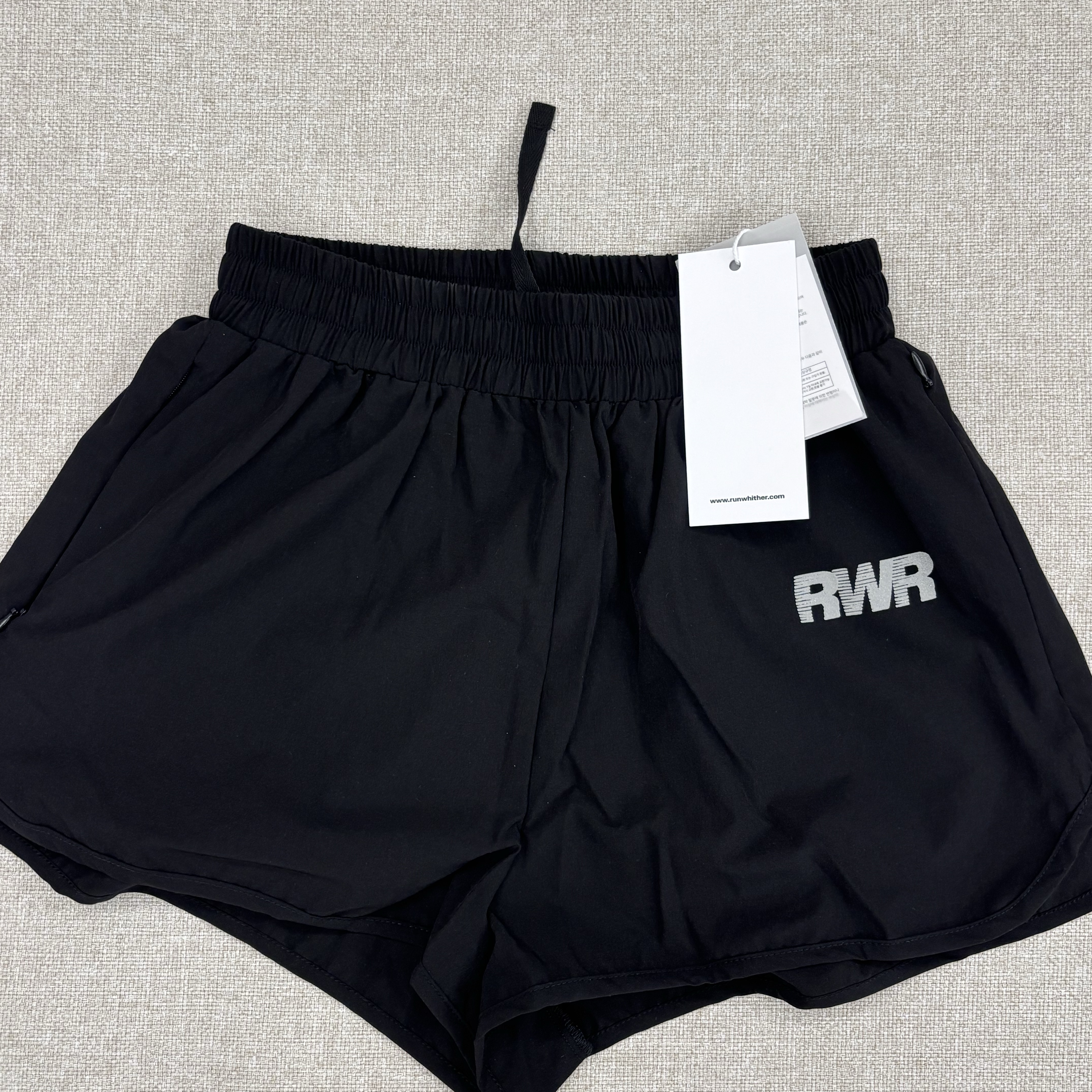 [KREAM 단독] runwhither 3inch Shorts Black 착용 스타일 - 1