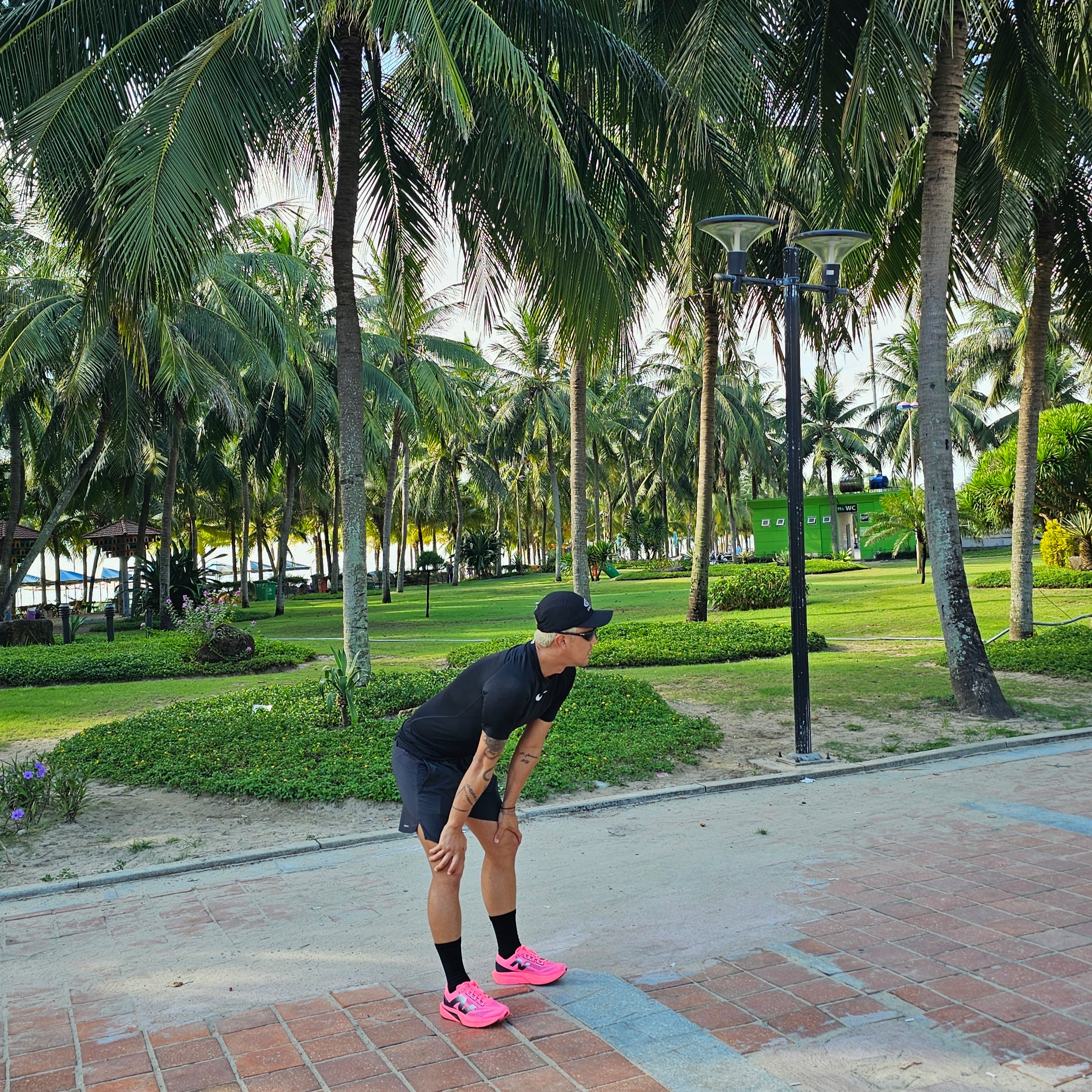 New Balance Fuelcell Rebel v4 Ultra Pink Black - 2E Wide 착용 스타일