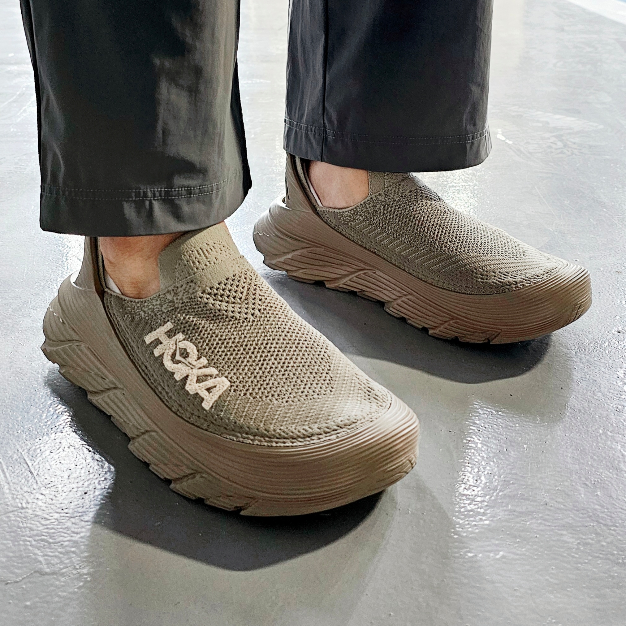 Hoka Restore TC Dune Oxford Tan 착용 스타일