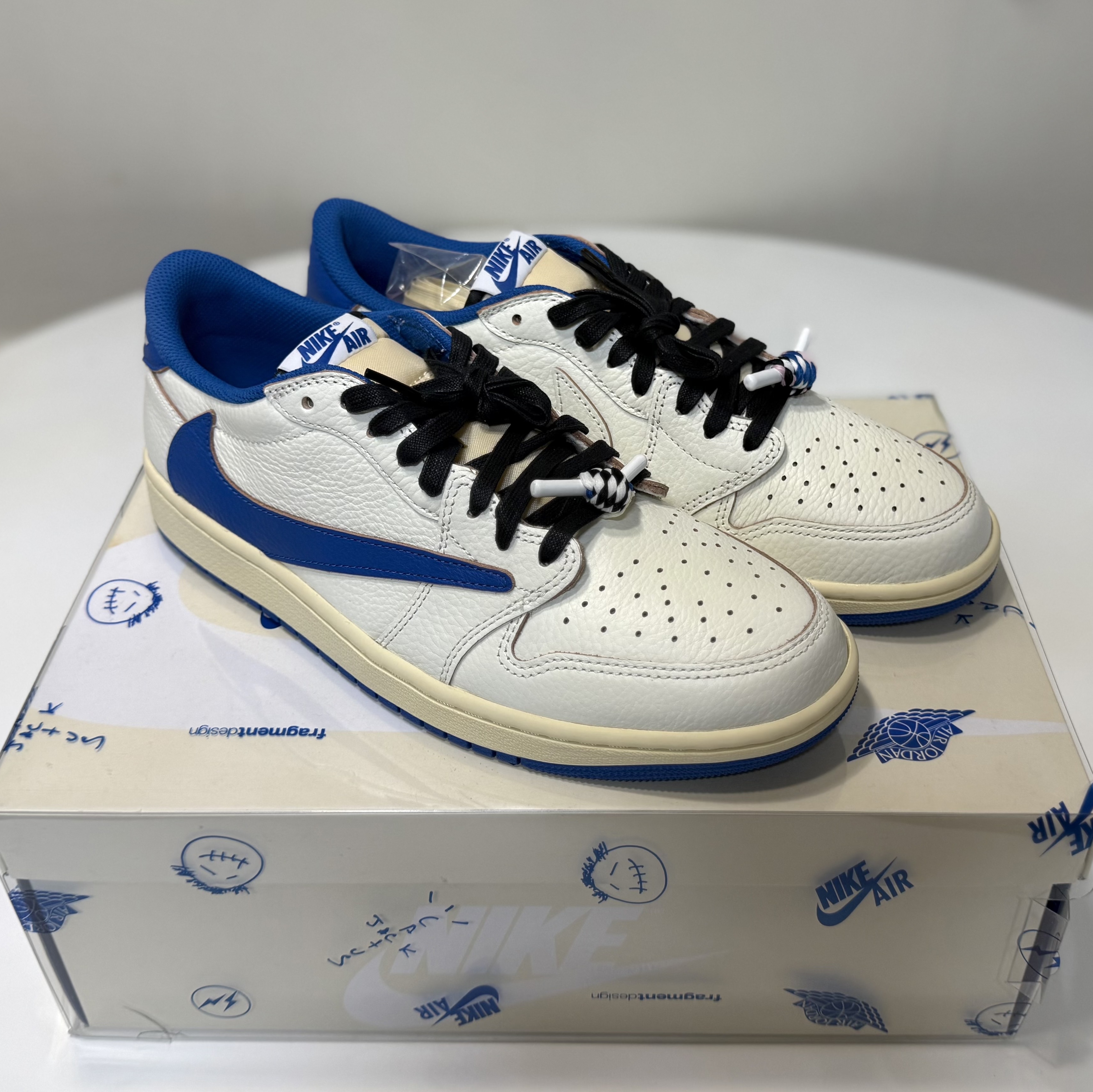 Jordan 1 x Travis Scott x Fragment Retro Low OG SP Sail Military Blue, Nike x Tom Sachs Mars Yard Shoe 3.0 Space Camp 착용 스타일 - 1