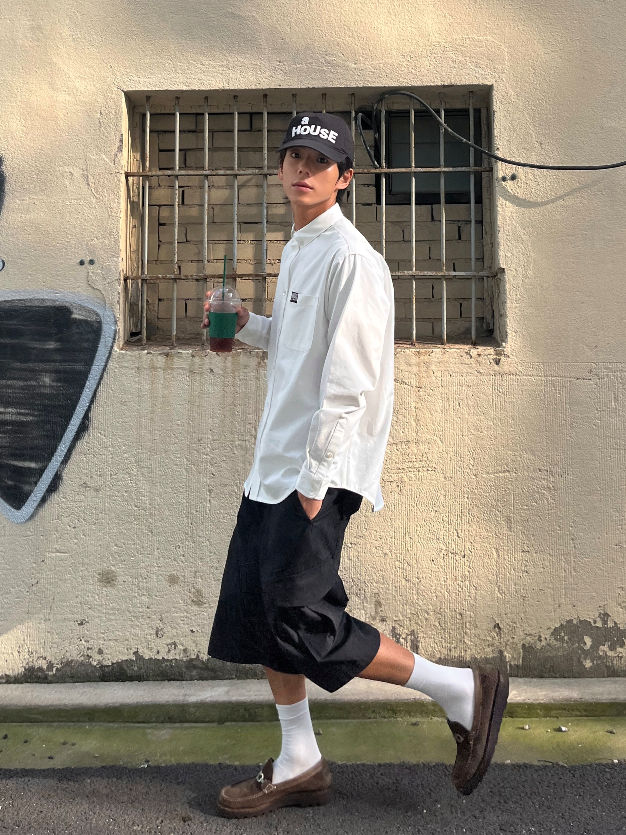 Kikozy Silent Swing Oxford Shirt_White, Kikozy A House Cap Black 착용 스타일