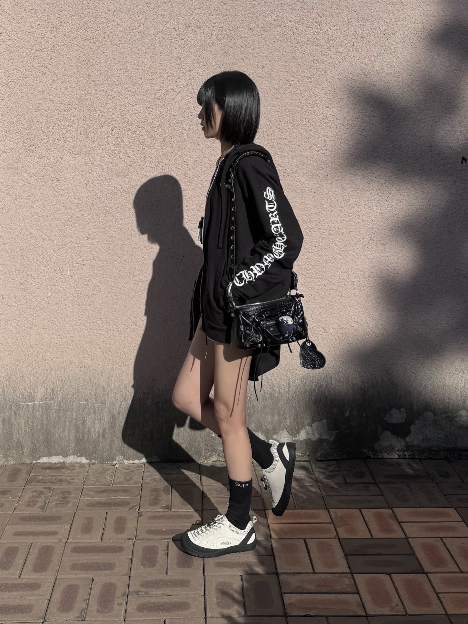 (W) Keen Jasper Rocks SP Sneaker Birch Black, Balenciaga Le Cagole Mini Duffle Bag Black 착용 스타일 - 2
