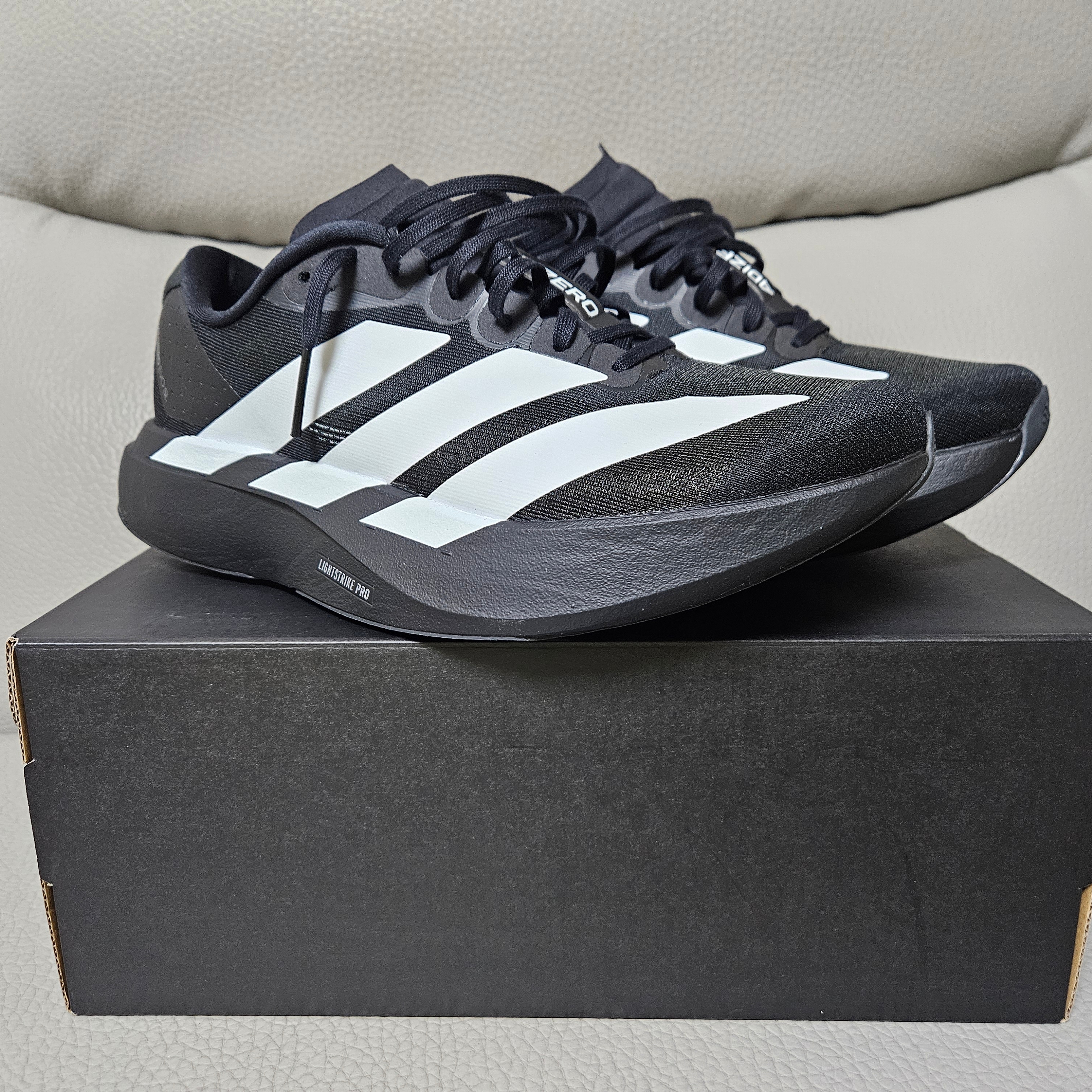 Adidas Adizero EVO SL Core Black Cloud White 착용 스타일 - 2