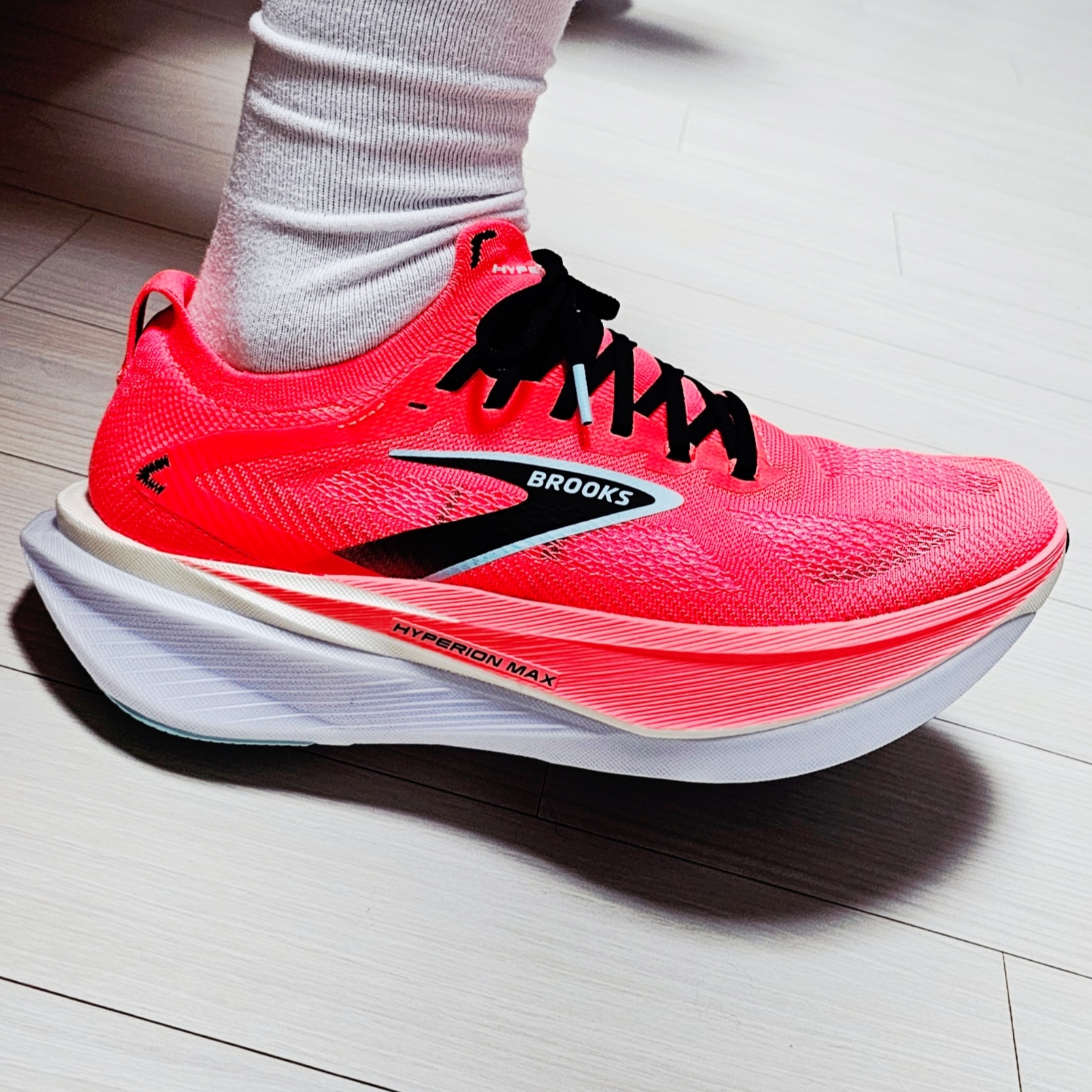 Brooks Running Hyperion Max 3 Coral - D Medium 착용 스타일