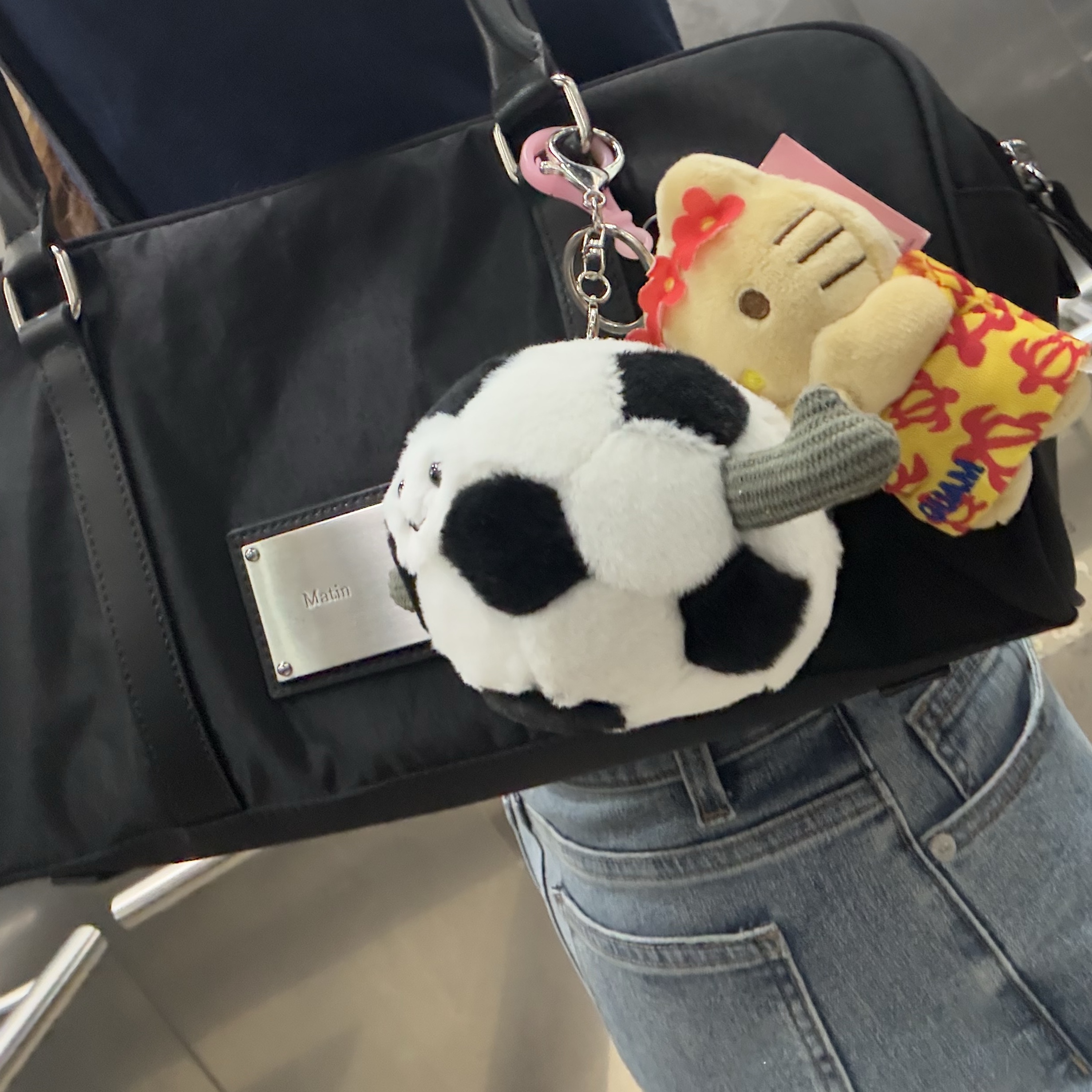 Matin Kim Sporty Tote Bag Black 착용 스타일 - 2