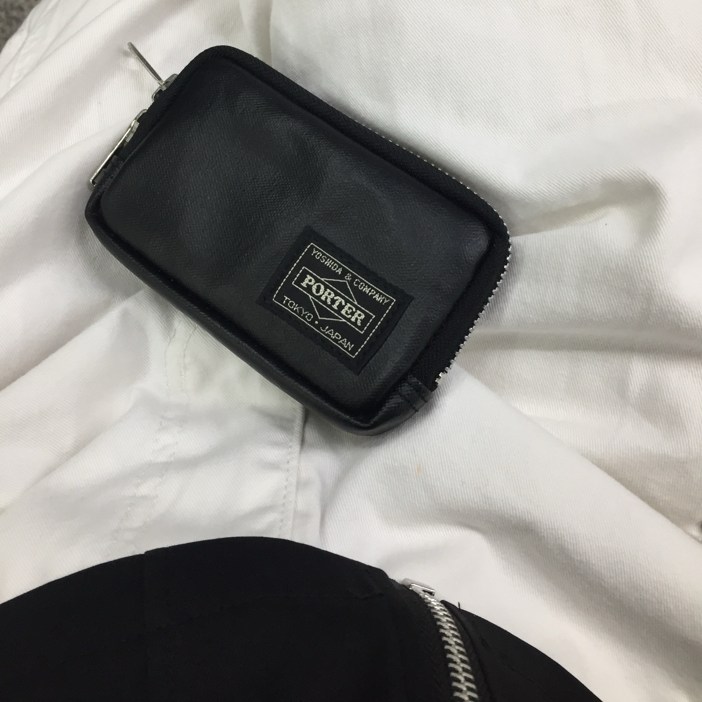 Porter Freestyle Multi Coin Case Black 착용 스타일