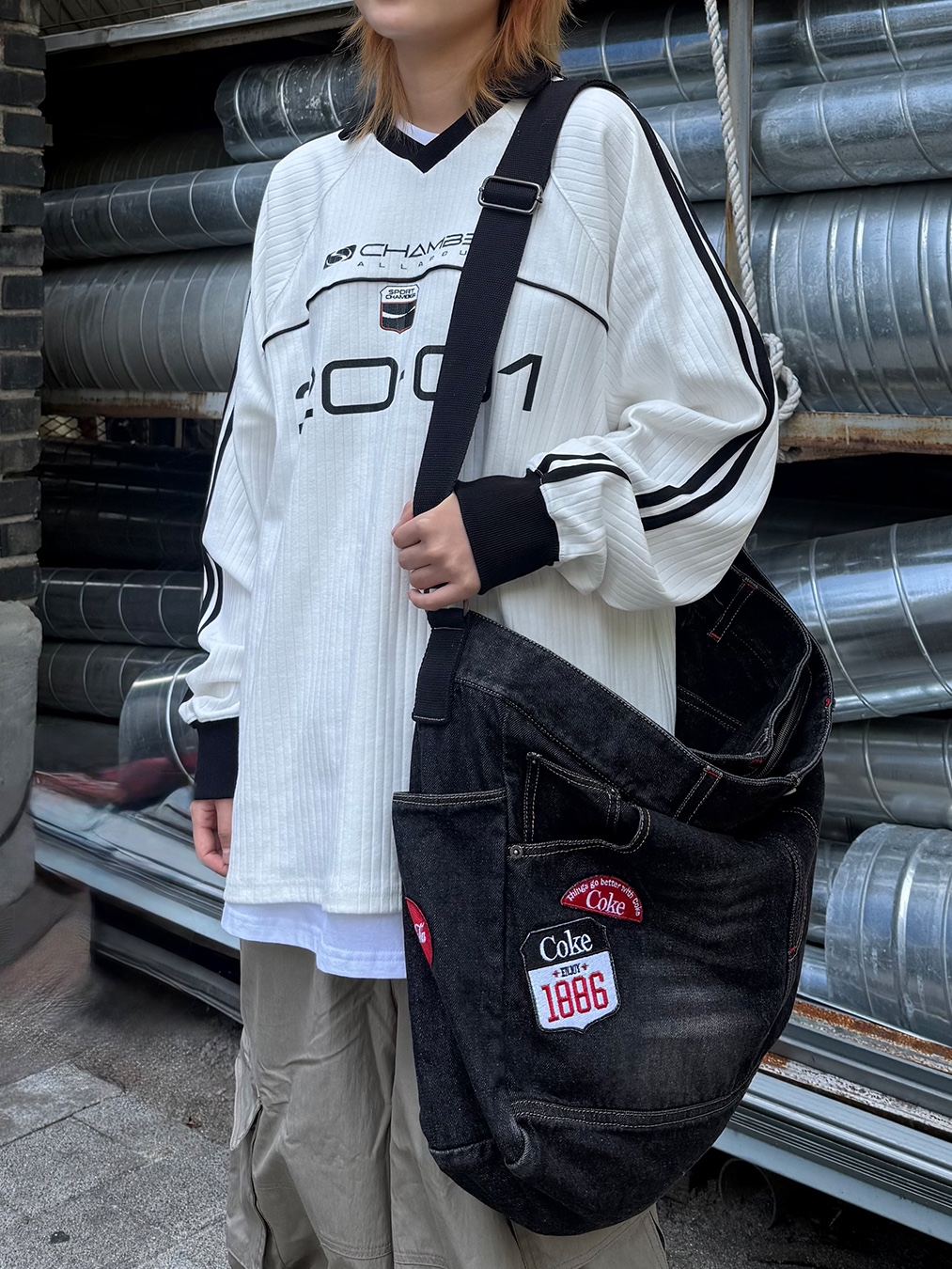SPORT CHAMBER x Coca-Cola Club T-shirt White, SPORT CHAMBER x Coca-Cola Denim Cross Bag Black 착용 스타일 - 2