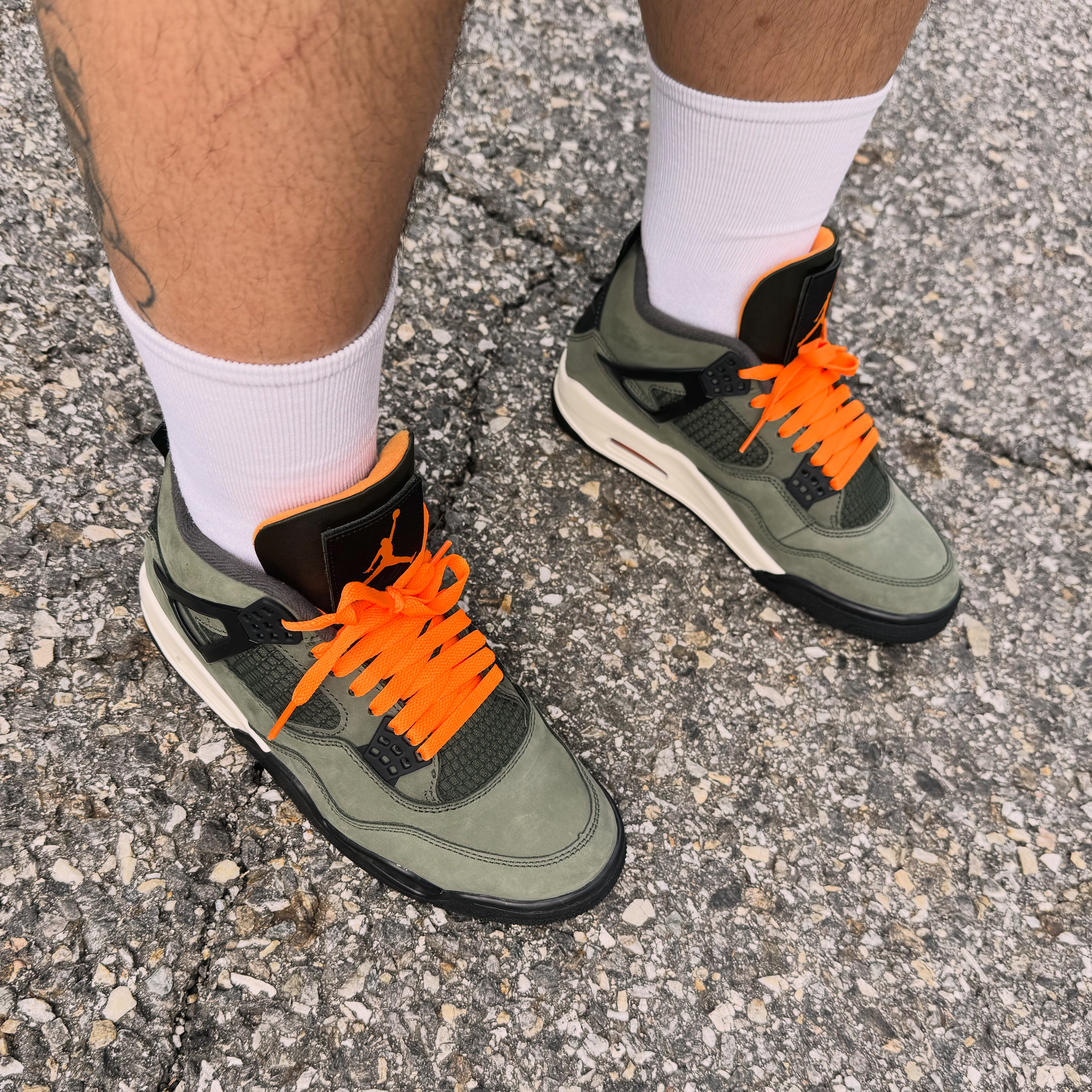 Jordan 4 x Undefeated Retro OG SP Deep Green and Clementine 착용 스타일