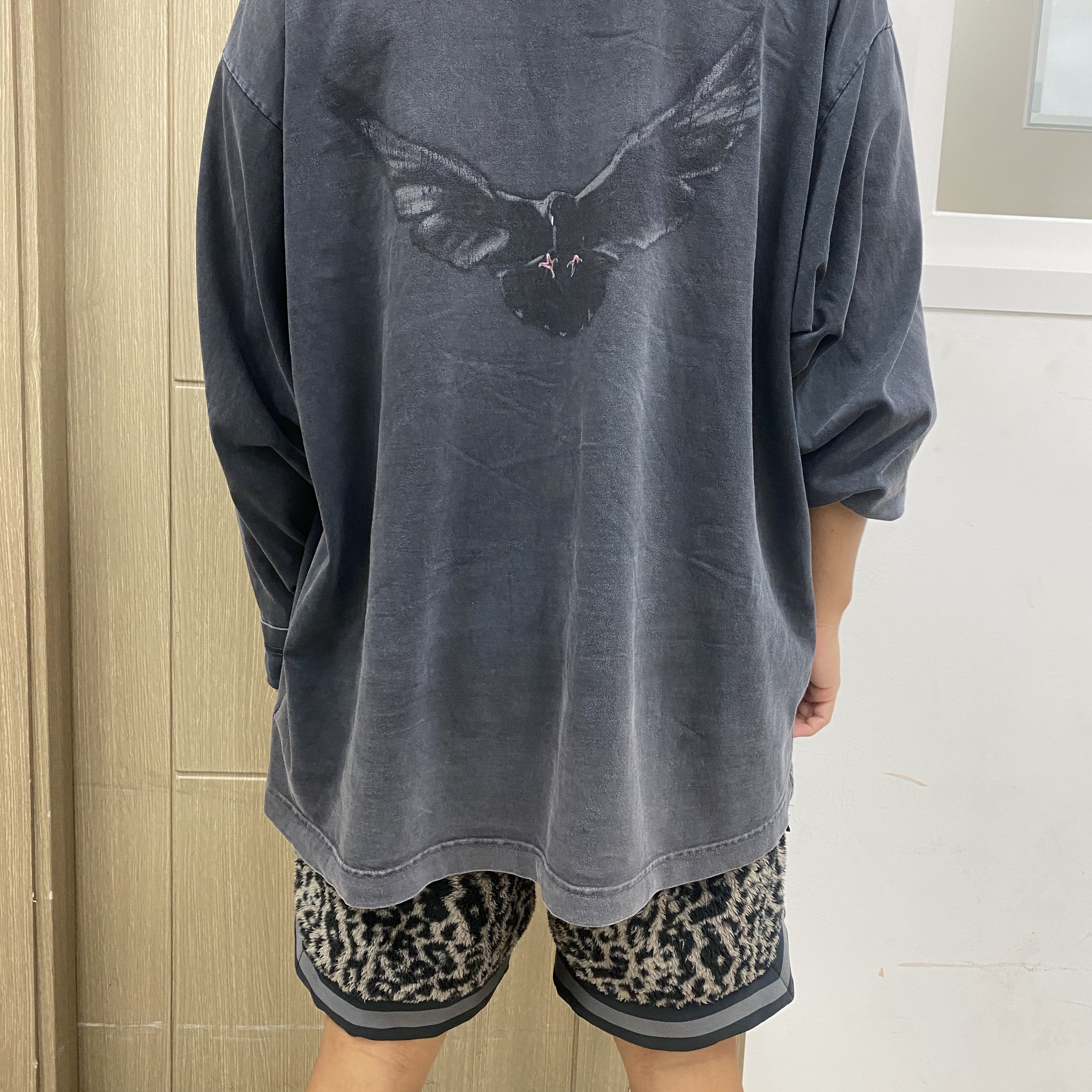 Yeezy Gap Engineered By Balenciaga Dove Long Sleeve T-Shirt Black 착용 스타일