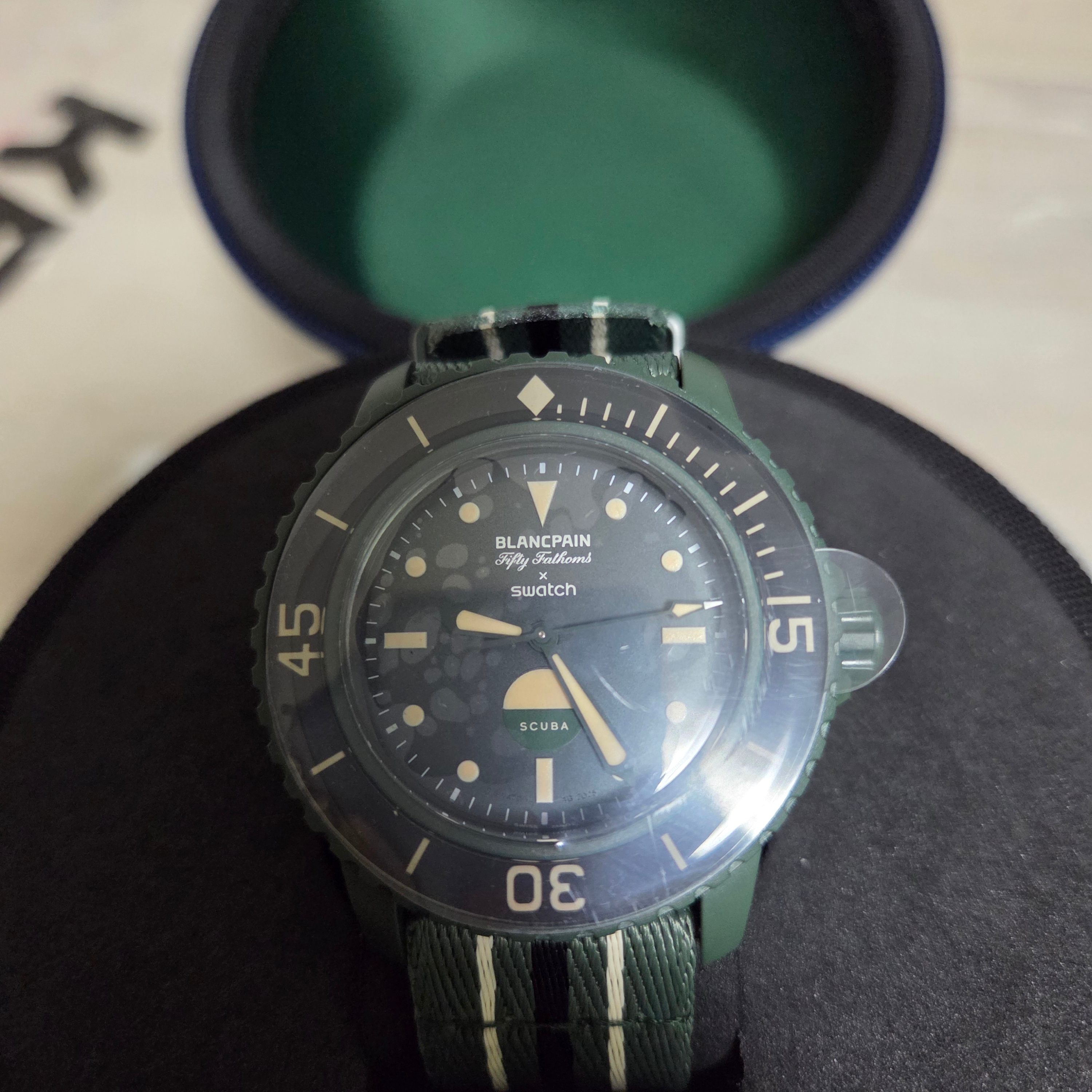 Swatch x Blancpain Bioceramic 42.3mm Green Abyss 착용 스타일