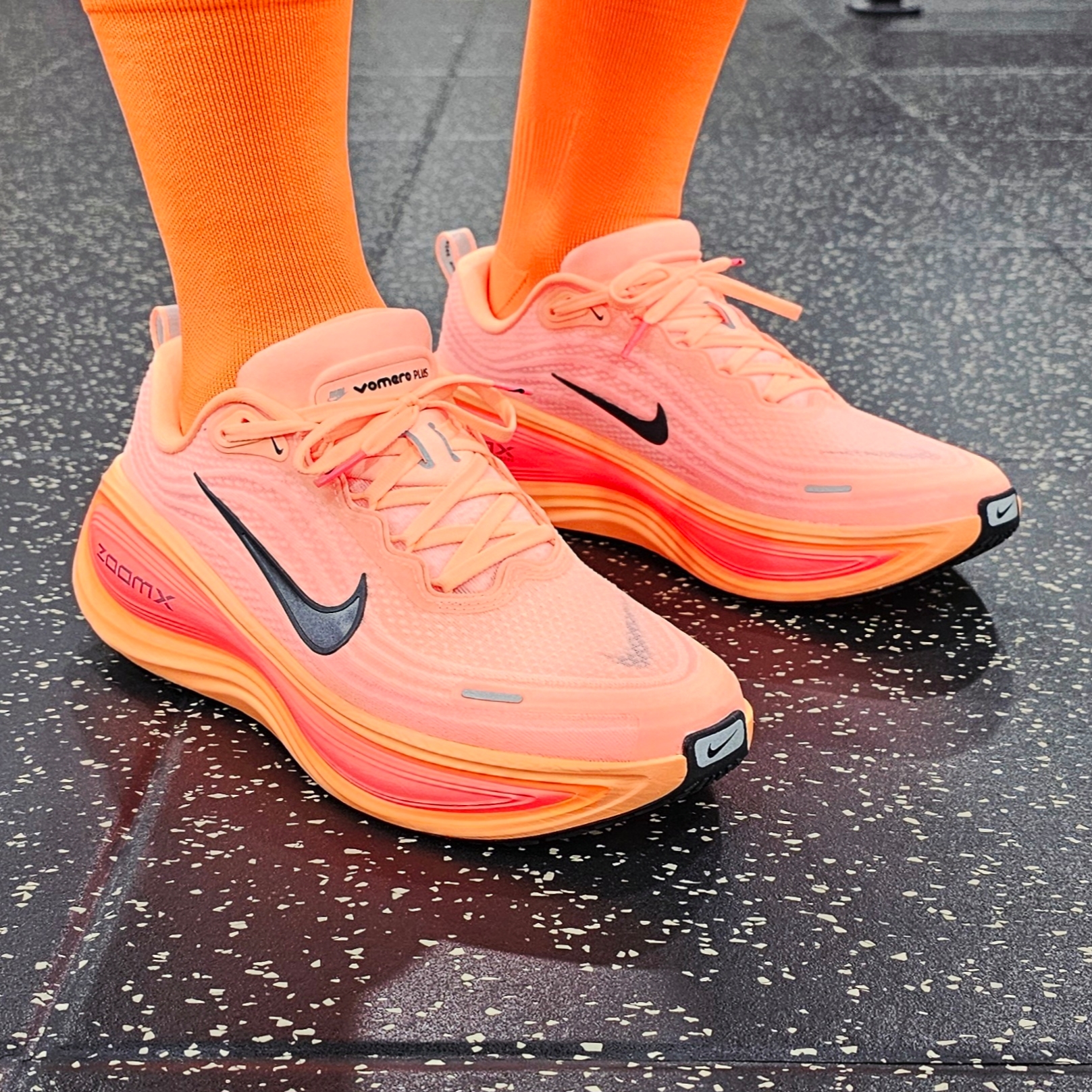 Nike Vomero Plus Orange Pulse Hot Lava 착용 스타일