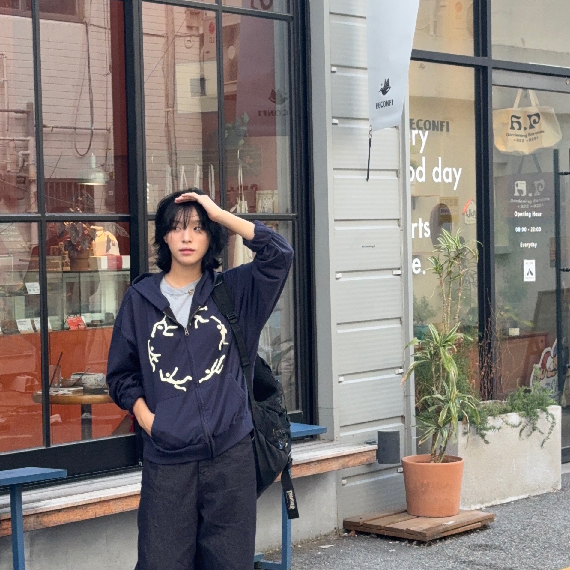 AMOU Dancing Circle Crop Hoodie Zip-Up Navy, AMOU Dancing Circle Crop Hoodie Zip-Up Brown 착용 스타일 - 1