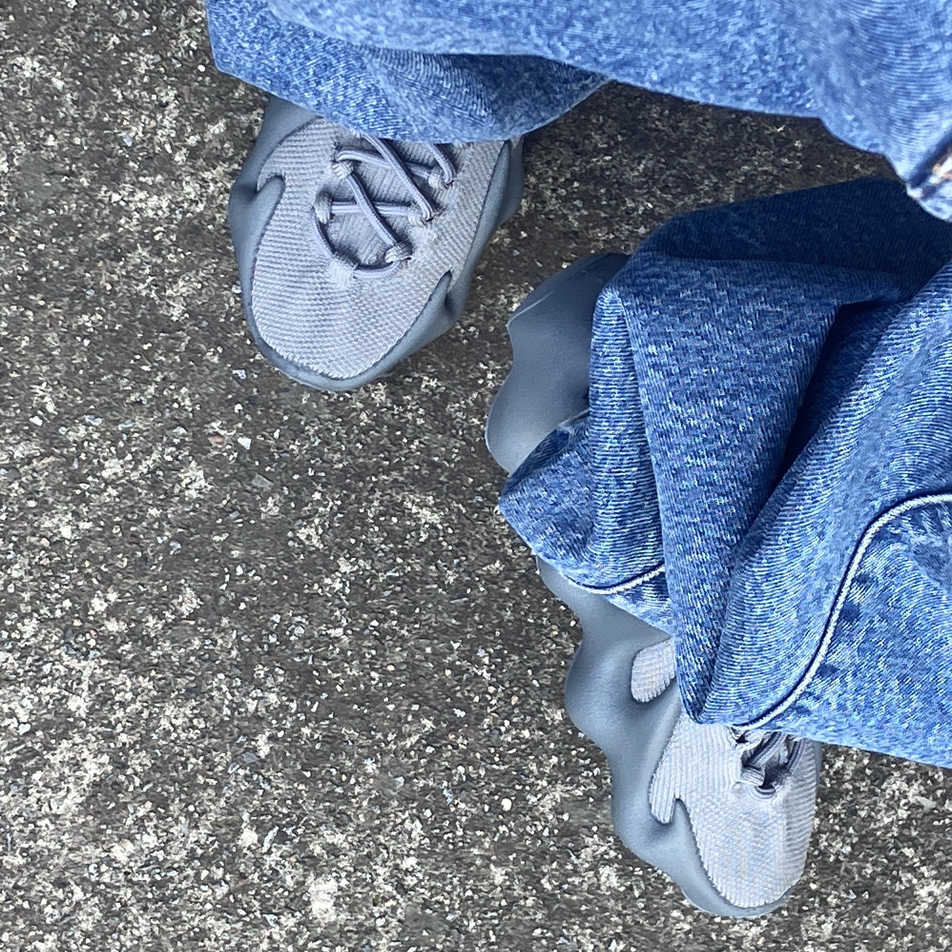 Adidas Yeezy 450 Stone Marine, Vivienne Westwood Mirror Heart Orb Keyring Black 착용 스타일 - 4
