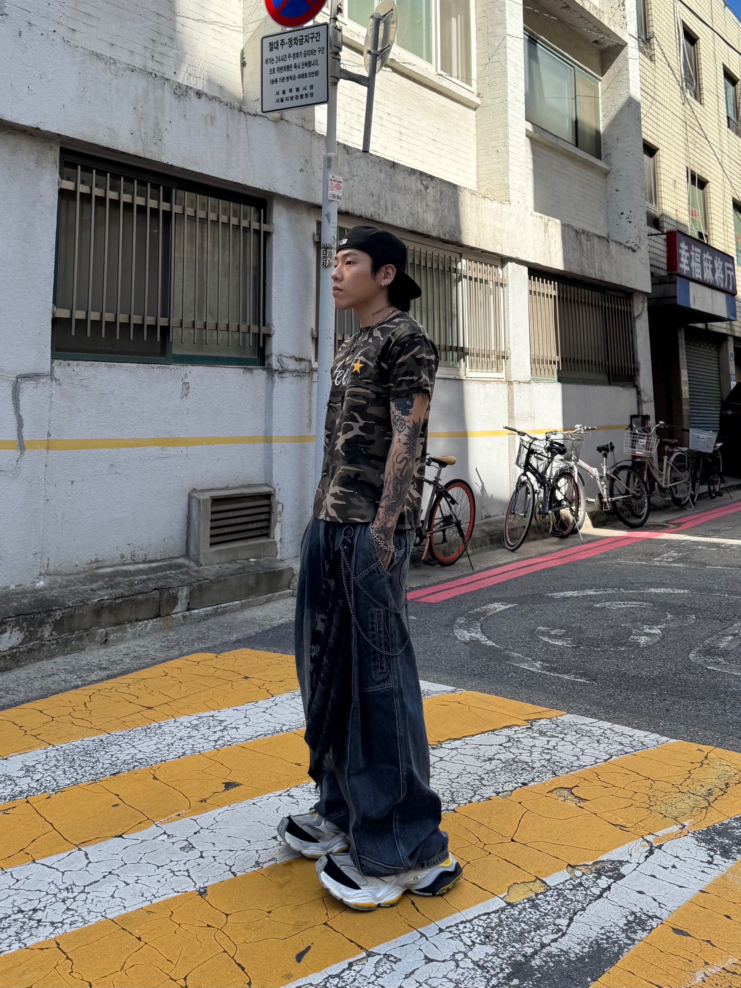 Balenciaga Cargo Sneakers Grey Black Yellow 착용 스타일 - 8
