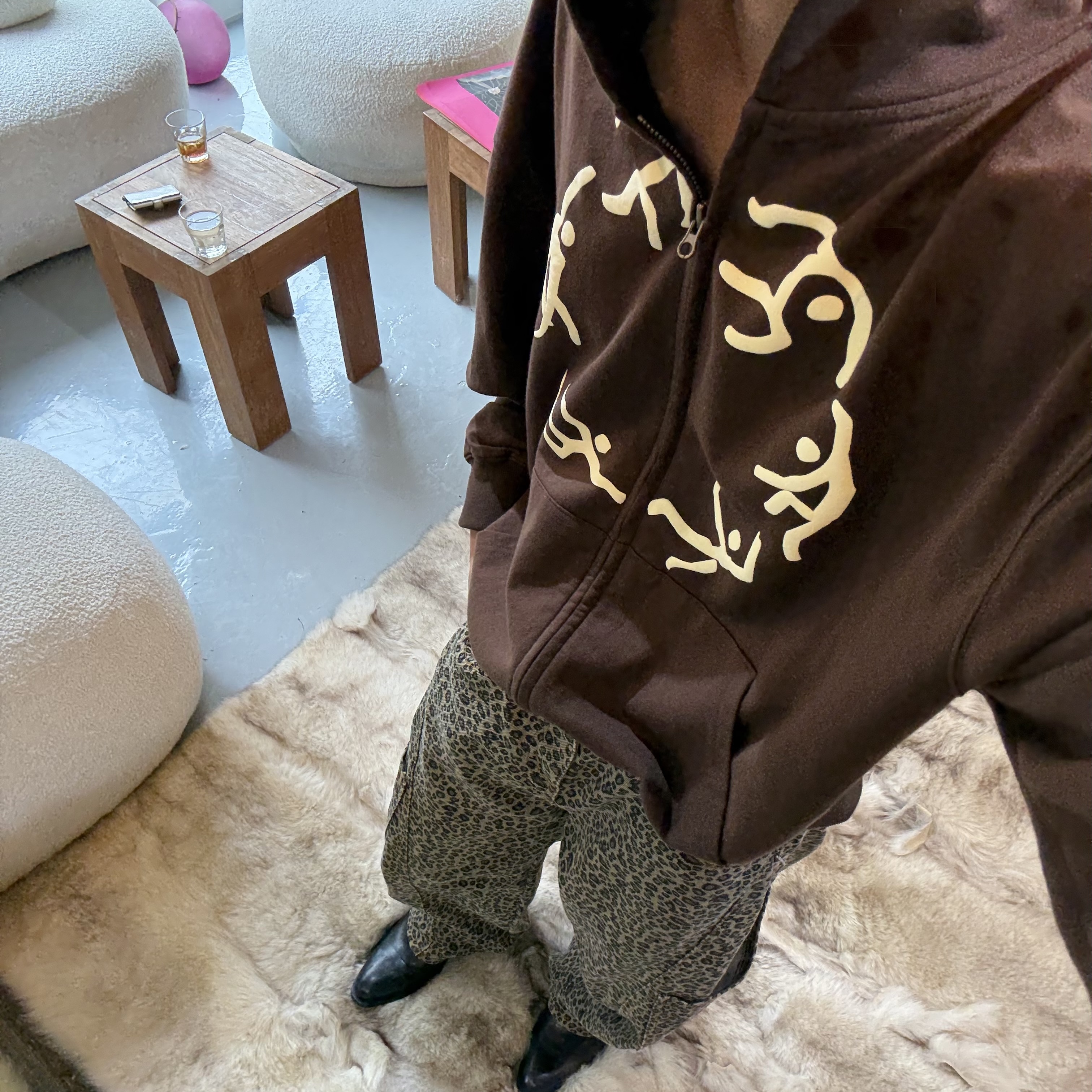 AMOU Dancing Circle Crop Hoodie Zip-Up Brown, AMOU Dancing Circle Crop Hoodie Zip-Up Navy 착용 스타일 - 2