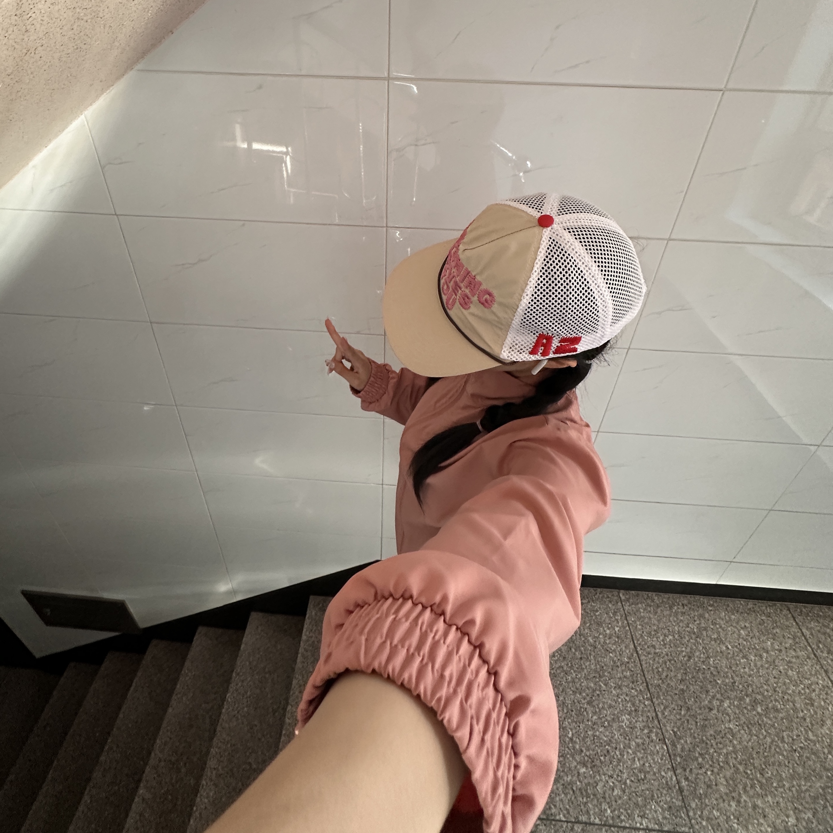Alex Zono Running Loves You Trucker Hat OG Beige 착용 스타일