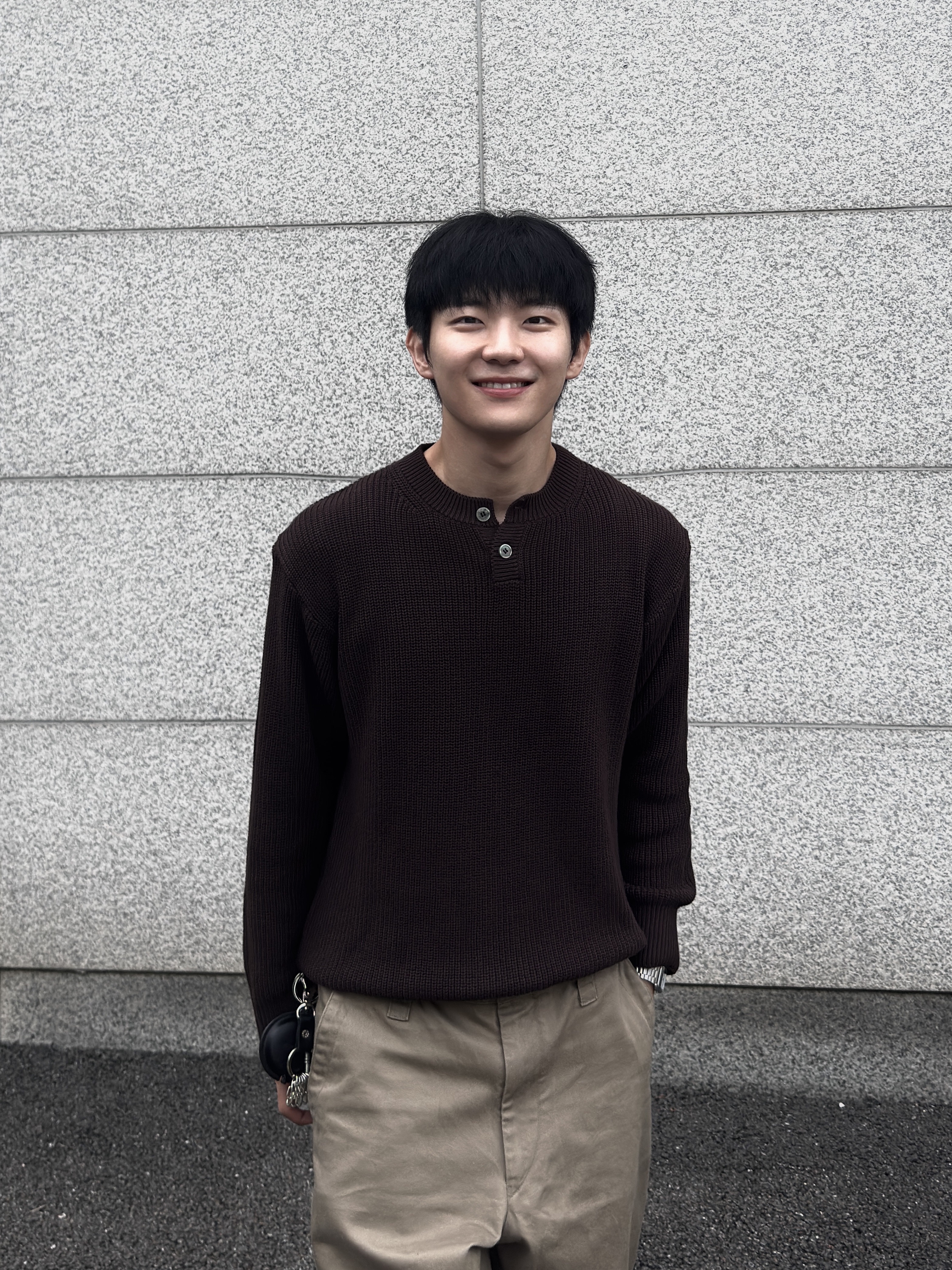 Knitted Cotton Henley Neck Waffle Knit Brown 착용 스타일 - 4