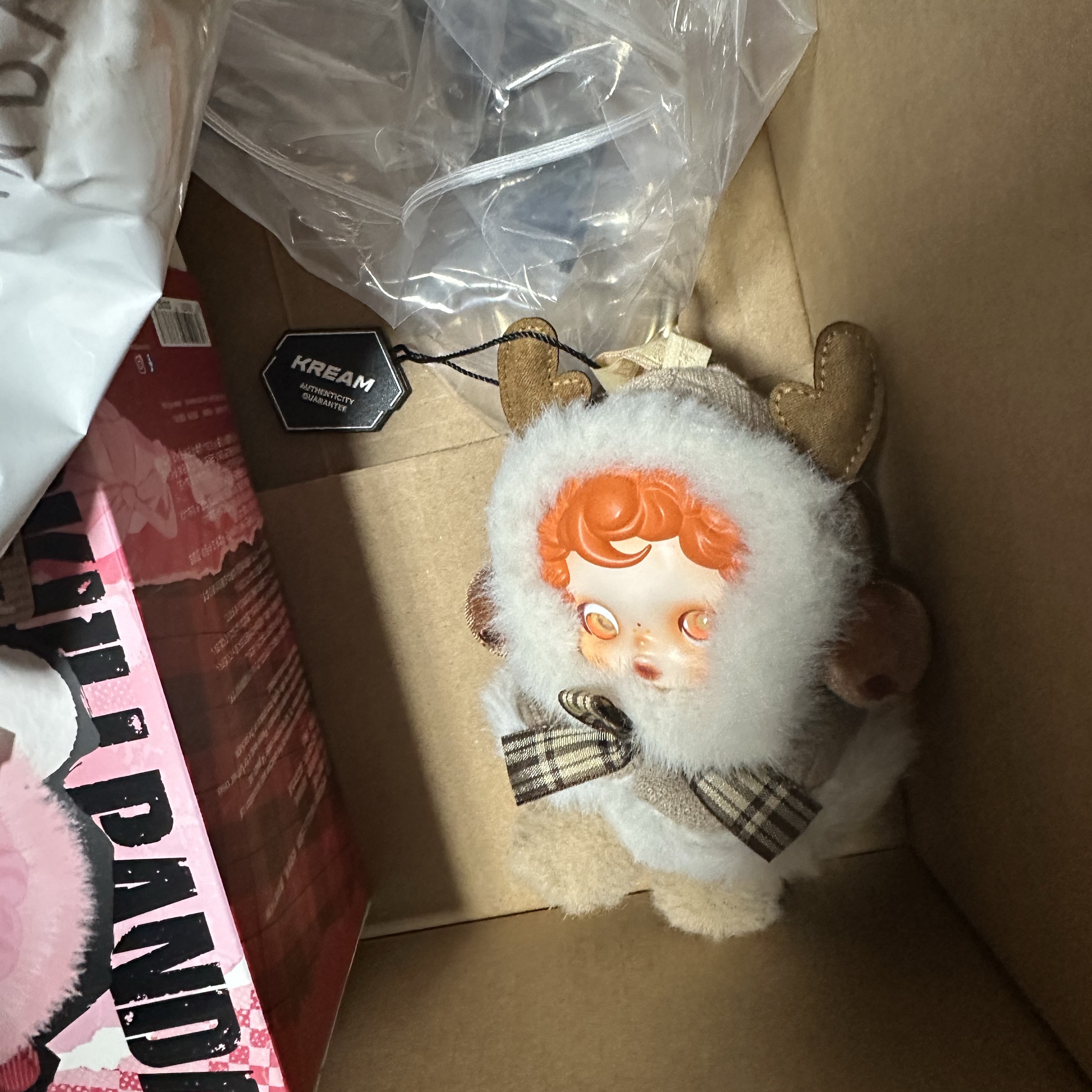 Pop Mart Skullpanda Winter Symphony Series Keyring Wanderer's Tune (Opened Case) 착용 스타일